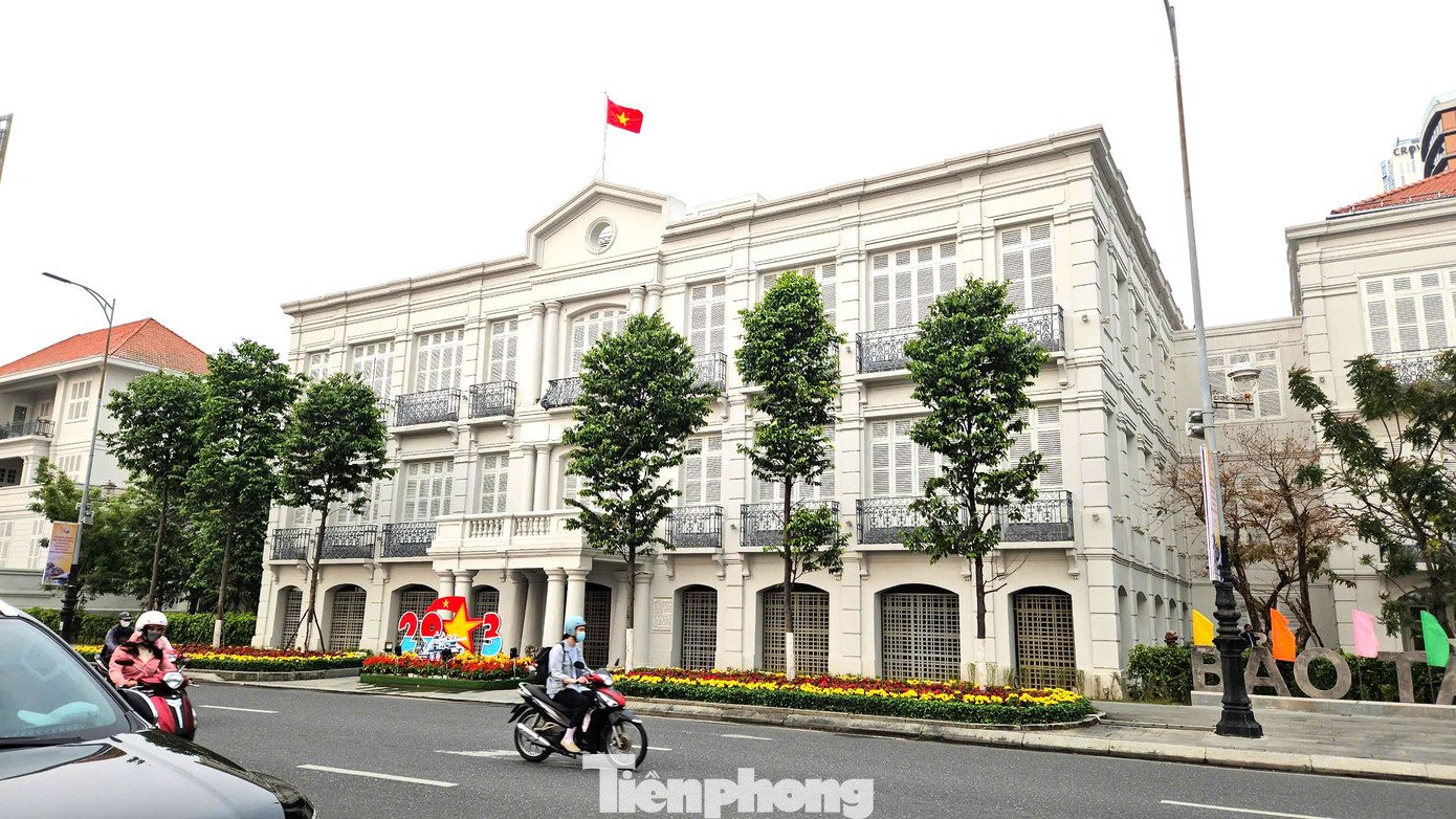 Bảo tàng Đà Nẵng nằm ngay trung tâm thành phố, ven sông Hàn, cạnh cầu Rồng thuận lợi cho du khách ghé thăm. Hiện bảo tàng miễn phí vé tham quan.