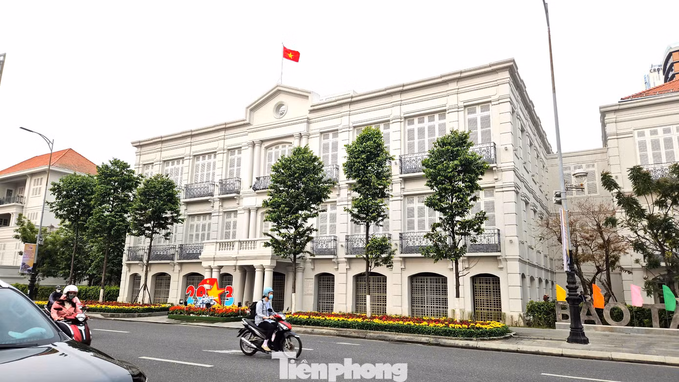Bảo tàng Đà Nẵng nằm ngay trung tâm thành phố, ven sông Hàn, cạnh cầu Rồng thuận lợi cho du khách ghé thăm. Hiện bảo tàng miễn phí vé tham quan.