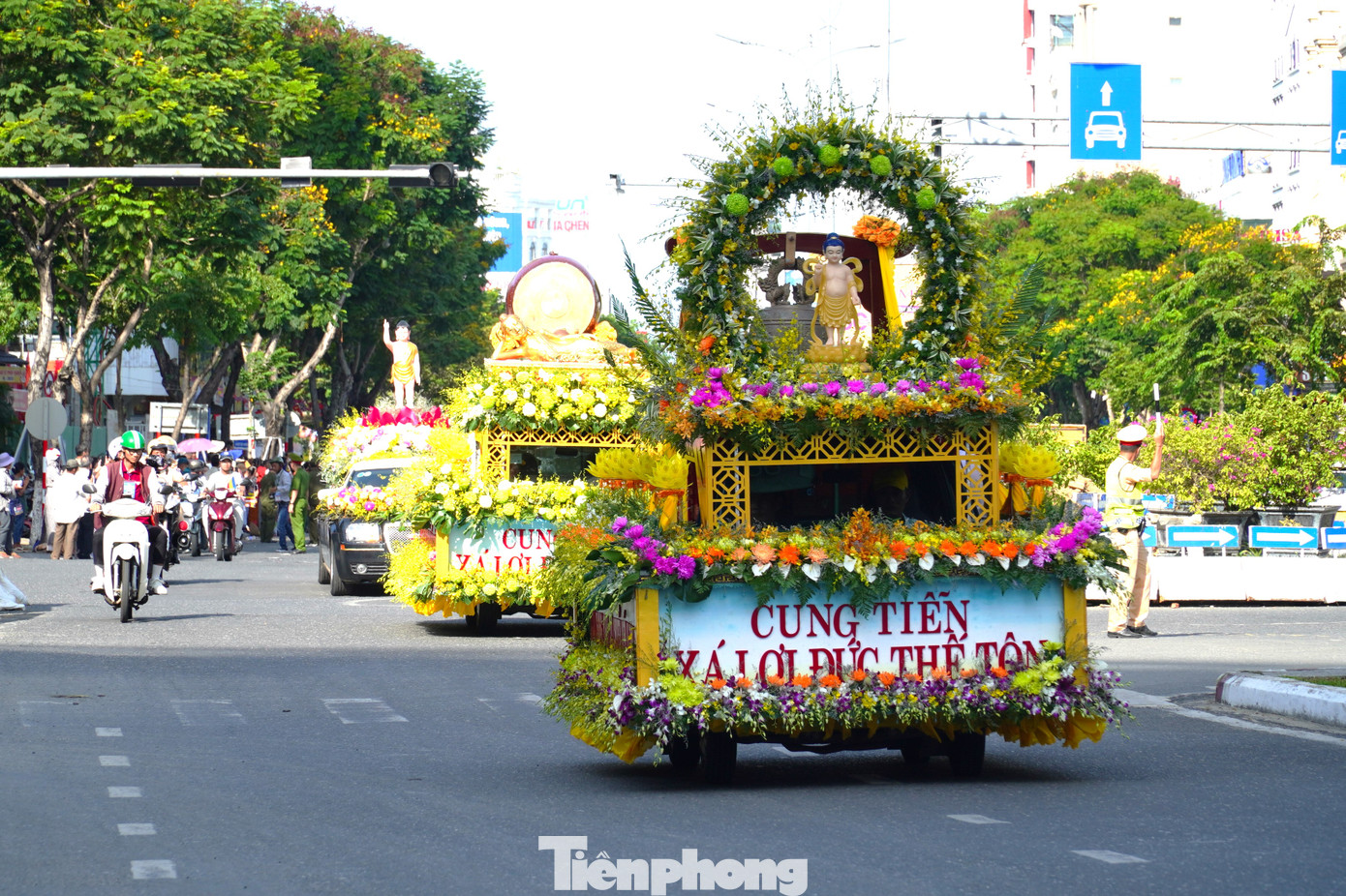 Đoàn xe cung tiễn xá lợi qua đường Nguyễn Văn Linh. Theo lịch trình, khoảng 16h, máy bay chở xá lợi về Ấn Độ sẽ cất cánh. Đoàn xe cung tiễn xá lợi qua đường Nguyễn Văn Linh. Theo lịch trình, khoảng 16h, máy bay chở xá lợi về Ấn Độ sẽ cất cánh.
