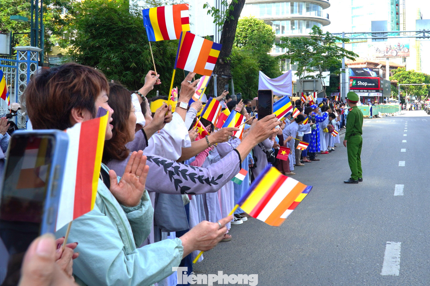 Nắm được lộ trình của đoàn xe cung tiễn xá lợi từ chùa Quán Thế Âm, đi qua các tuyến đường Sư Vạn Hạnh - Lê Văn Hiến - cầu Tiên Sơn - đường 2/9 - Nguyễn Văn Linh - sân bay Đà Nẵng, người dân đã có mặt, chờ đợi dưới thời tiết nóng bức gần 40 độ. Nắm được lộ trình của đoàn xe cung tiễn xá lợi từ chùa Quán Thế Âm, đi qua các tuyến đường Sư Vạn Hạnh - Lê Văn Hiến - cầu Tiên Sơn - đường 2/9 - Nguyễn Văn Linh - sân bay Đà Nẵng, người dân đã có mặt, chờ đợi dưới thời tiết nóng bức gần 40 độ.