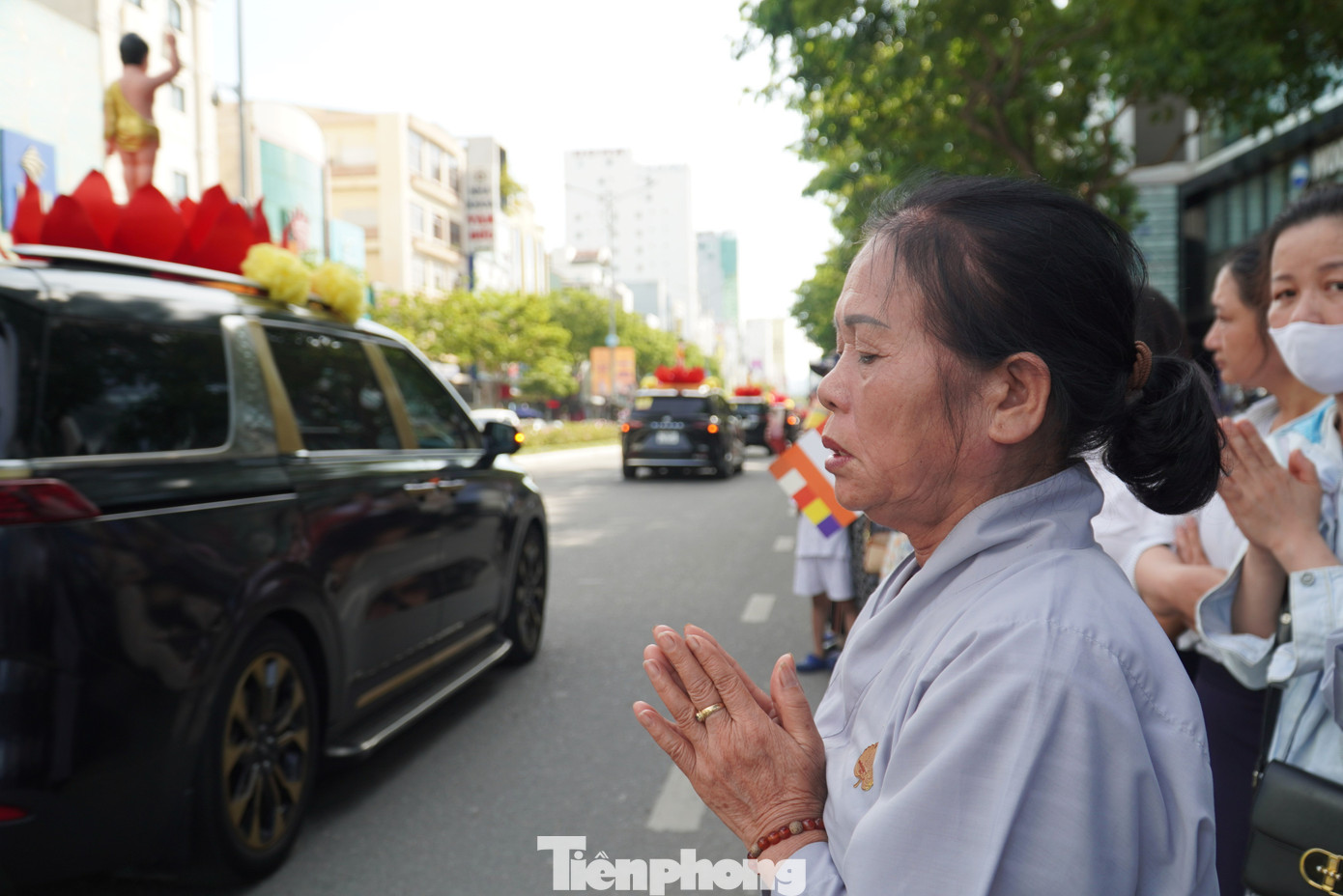 Người dân xúc động, thành tâm nguyện cầu khi đoàn xe cung tiễn xá lợi đi qua. Mỗi người tự soi chiếu tâm mình, tìm về sự an nhiên, bình thản trong cuộc sống, hướng đến những điều thiện lành. Người dân xúc động, thành tâm nguyện cầu khi đoàn xe cung tiễn xá lợi đi qua. Mỗi người tự soi chiếu tâm mình, tìm về sự an nhiên, bình thản trong cuộc sống, hướng đến những điều thiện lành.