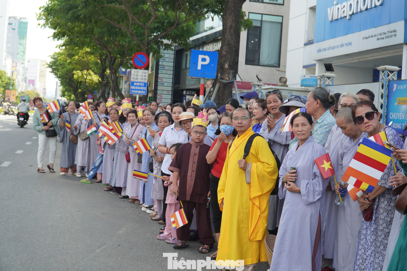 Sau 4 ngày tôn trí tại chùa Quán Thế Âm (quận Ngũ Hành Sơn, TP Đà Nẵng), chiều 2/6, xá lợi Phật được cung tiễn ra sân bay để về Ấn Độ. Hàng nghìn người dân đã đổ ra các tuyến đường chờ đoàn xe cung tiễn xá lợi đi qua. Bà Huỳnh Thị Mai (quận Hải Châu) cho hay trong 4 ngày xá lợi về tôn trí tại chùa Quán Thế Âm, bà đã đến chiêm bái hai lần. “Vì đau chân không đi lại và leo bậc thang nhiều được chứ không tôi còn đi nữa. Đây là đại duyên mà tới từng này tuổi tôi mới có được”, bà xúc động. Ảnh: Thanh Hiền. Sau 4 ngày tôn trí tại chùa Quán Thế Âm (quận Ngũ Hành Sơn, TP Đà Nẵng), chiều 2/6, xá lợi Phật được cung tiễn ra sân bay để về Ấn Độ. Hàng nghìn người dân đã đổ ra các tuyến đường chờ đoàn xe cung tiễn xá lợi đi qua. Bà Huỳnh Thị Mai (quận Hải Châu) cho hay trong 4 ngày xá lợi về tôn trí tại chùa Quán Thế Âm, bà đã đến chiêm bái hai lần. “Vì đau chân không đi lại và leo bậc thang nhiều được chứ không tôi còn đi nữa. Đây là đại duyên mà tới từng này tuổi tôi mới có được”, bà xúc động. Ảnh: Thanh Hiền.