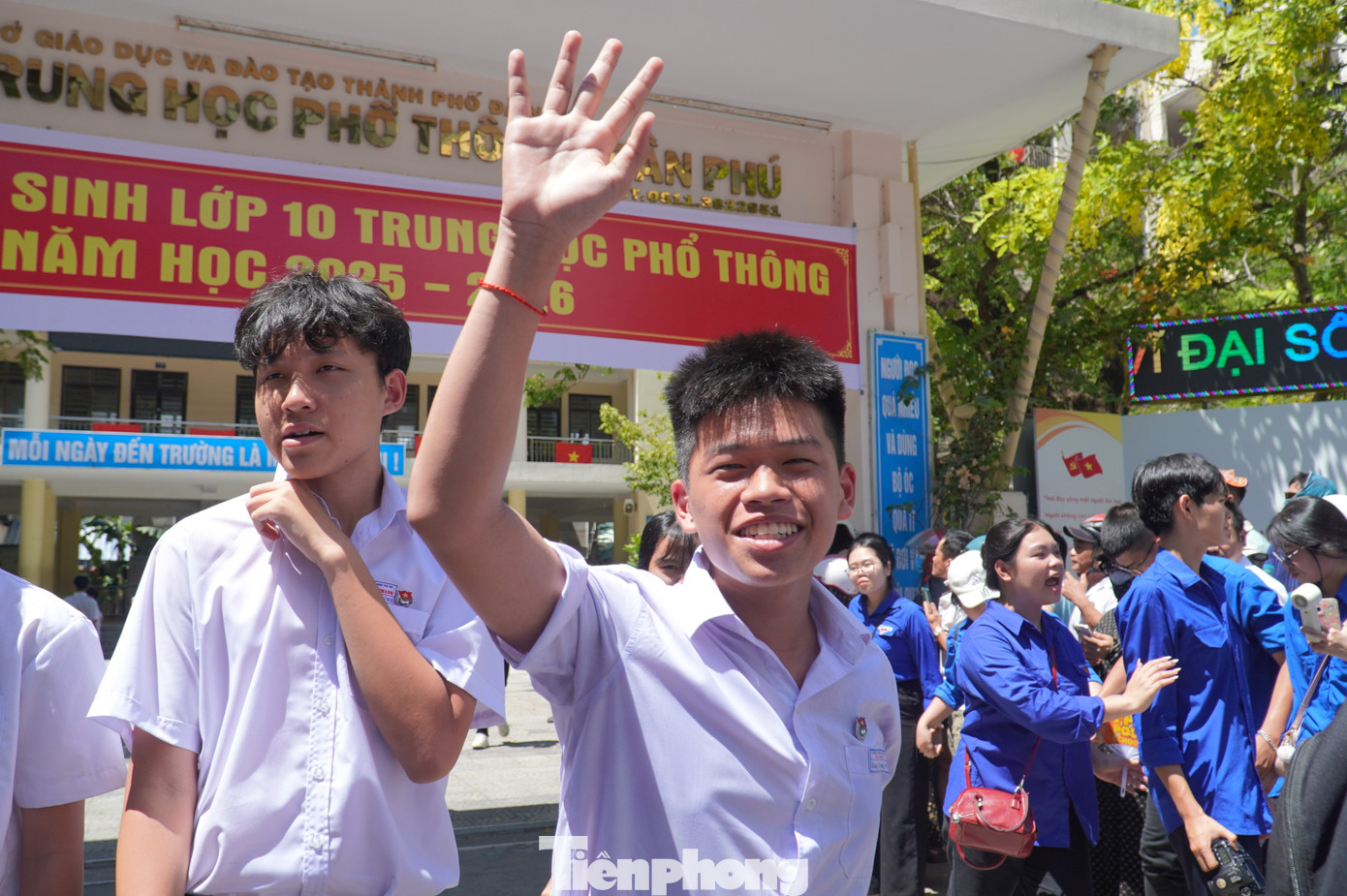 Thí sinh tươi cười rời khỏi điểm thi sau khi kết thúc làm bài môn Ngữ Văn. Ảnh: Thanh Hiền. Thí sinh tươi cười rời khỏi điểm thi sau khi kết thúc làm bài môn Ngữ Văn. Ảnh: Thanh Hiền.
