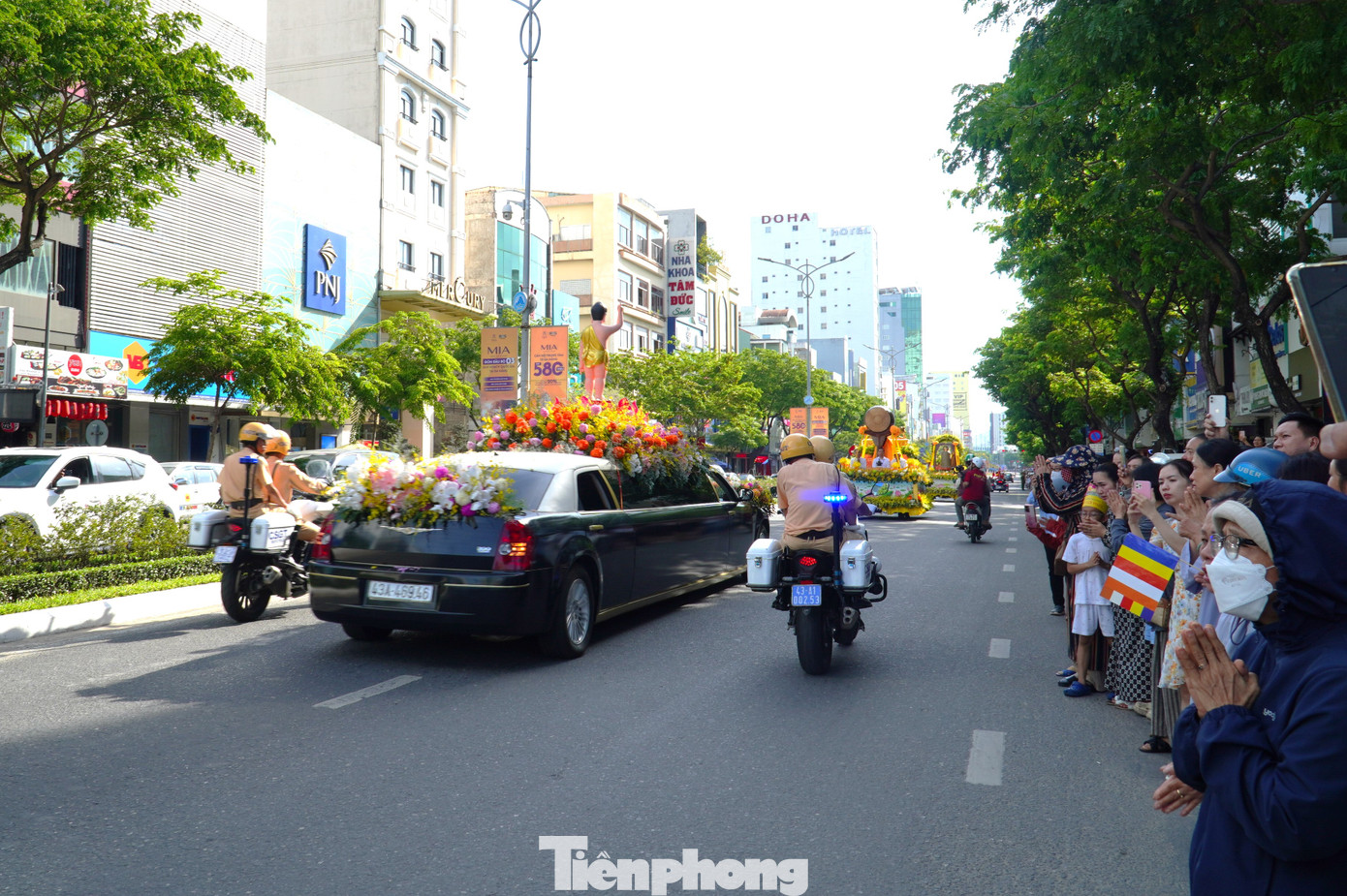 Tuyến đường từ chùa Quán Thế Âm đến sân bay Đà Nẵng đông đúc như hôm cung rước xá lợi. Với nhiều người, phước duyên lớn này cả đời không dễ gì gặp được. Chị Hồng Ánh (36 tuổi, quê Quảng Trị) cùng gia đình vào chiêm bái hôm 1/6 và ở lại đến chiều 2/6 để cung tiễn xá lợi ra sân bay mới trở về quê. Chị chia sẻ gia đình chị theo đạo Phật nên khi nghe tin xá lợi tôn trí ở chùa Quán Thế Âm, cả nhà đã thu xếp công việc để vào Đà Nẵng chiêm bái. Tuyến đường từ chùa Quán Thế Âm đến sân bay Đà Nẵng đông đúc như hôm cung rước xá lợi. Với nhiều người, phước duyên lớn này cả đời không dễ gì gặp được. Chị Hồng Ánh (36 tuổi, quê Quảng Trị) cùng gia đình vào chiêm bái hôm 1/6 và ở lại đến chiều 2/6 để cung tiễn xá lợi ra sân bay mới trở về quê. Chị chia sẻ gia đình chị theo đạo Phật nên khi nghe tin xá lợi tôn trí ở chùa Quán Thế Âm, cả nhà đã thu xếp công việc để vào Đà Nẵng chiêm bái.