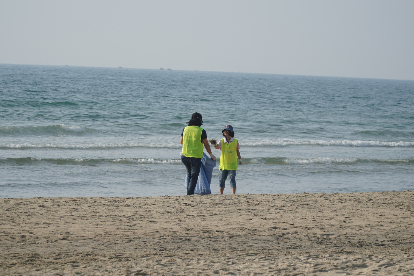 Công việc dầm mình giữa nắng vẫn thu hút các bạn trẻ vì ý nghĩa thiết thực. Công việc dầm mình giữa nắng vẫn thu hút các bạn trẻ vì ý nghĩa thiết thực.