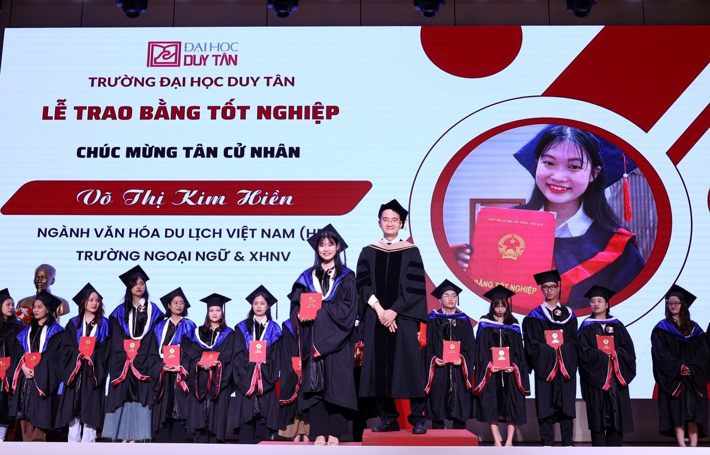 Các cử nhân nhận bằng tốt nghiệp ĐH Duy Tân.