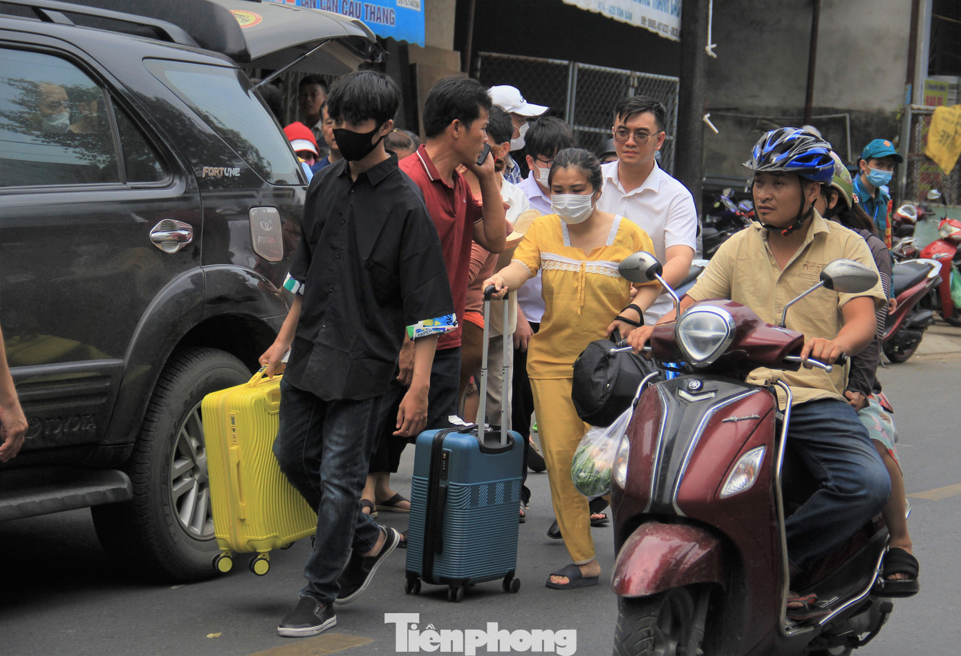 Con trai nạn nhân Hồ Thị Oanh xách hành lý của mẹ.