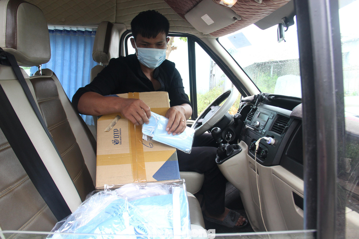 Anh cho biết bản thân đã được xét nghiệm âm tính với SARS-CoV-2. Trên xe trang bị sẵn khẩu trang, áo quần bảo hộ, nước… Các thí sinh cũng được bố trí ngồi 2 người một băng ghế (xe 16 chỗ).