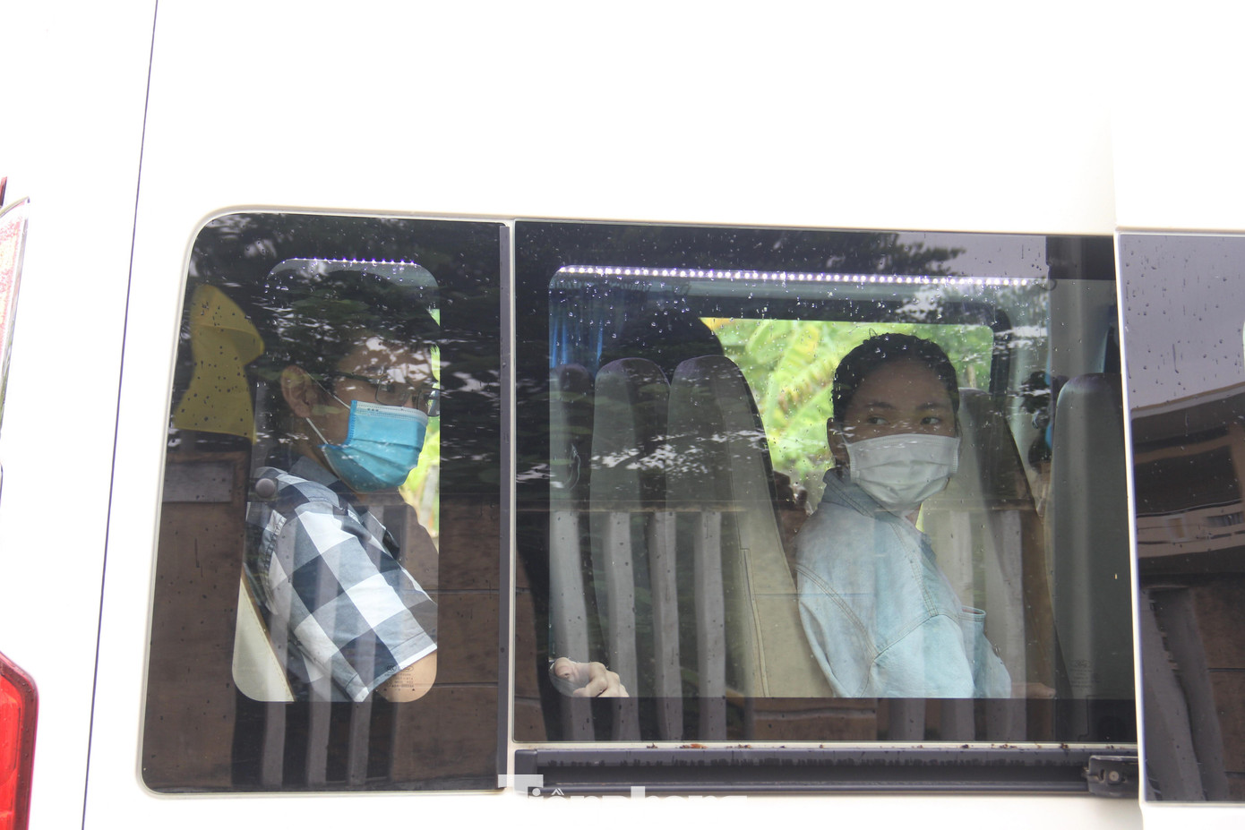 Sau khi thí sinh vào trường, anh Dũng ngồi đợi bên ngoài, hết giờ làm bài đưa các em về nhà. Đến buổi thi sau lại tiếp tục tới đón.