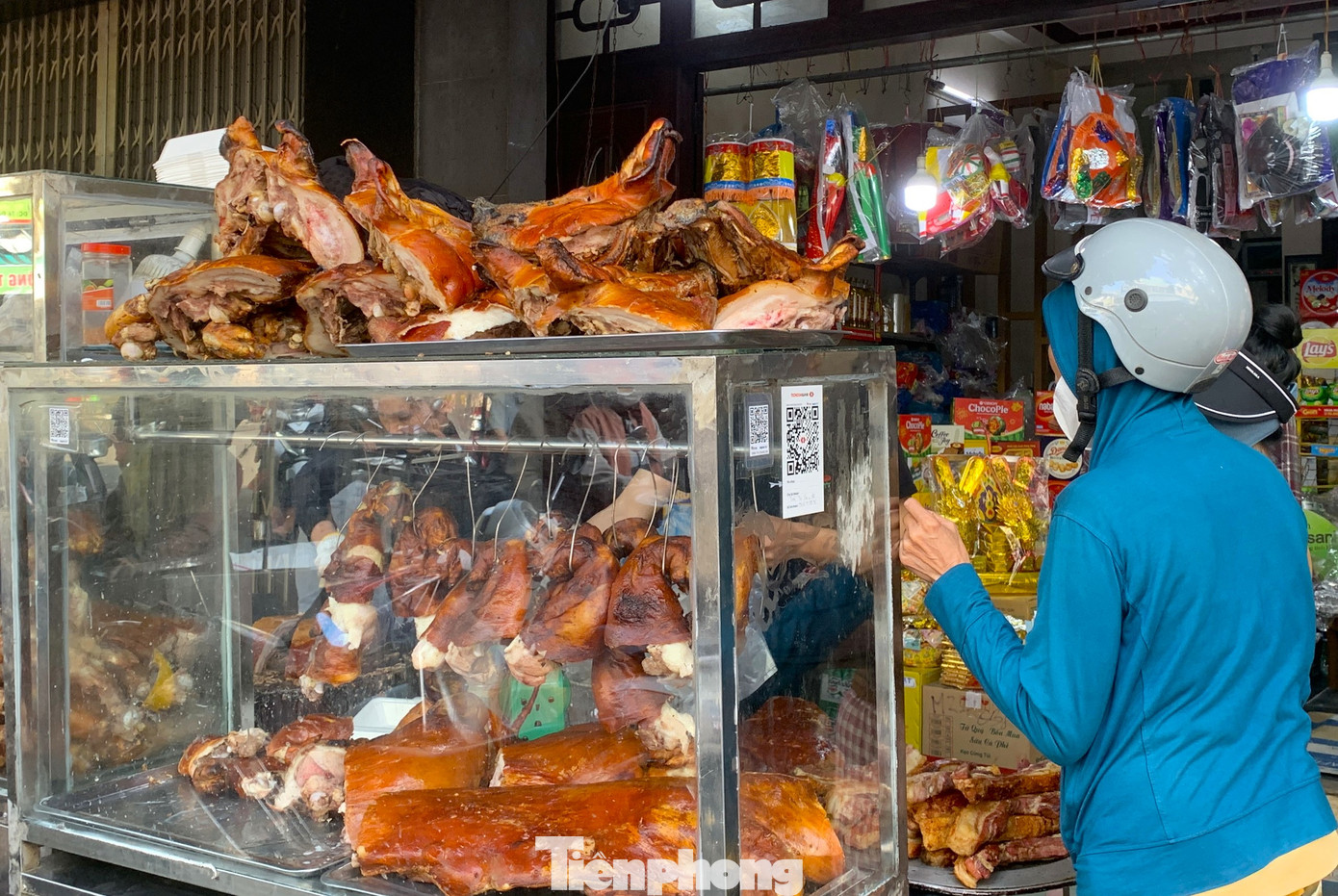 Một số tiệm trong ngày vía Thần tài chỉ bán trực tiếp, không nhận đặt hàng qua điện thoại vì vừa mất thời gian, vừa không chắc chắn có đủ hàng để trả cho khách hay không. "Hôm nay tôi bán gấp 5 lần ngày thường, hơn 200kg. Khách mua từ mờ sáng tới trưa, chủ yếu là ba chỉ sườn để có khổ đẹp về cúng Thần tài", chị Thảo - chủ hàng bán thịt heo quay trên đường Hoàng Diệu, quận Hải Châu - nói.