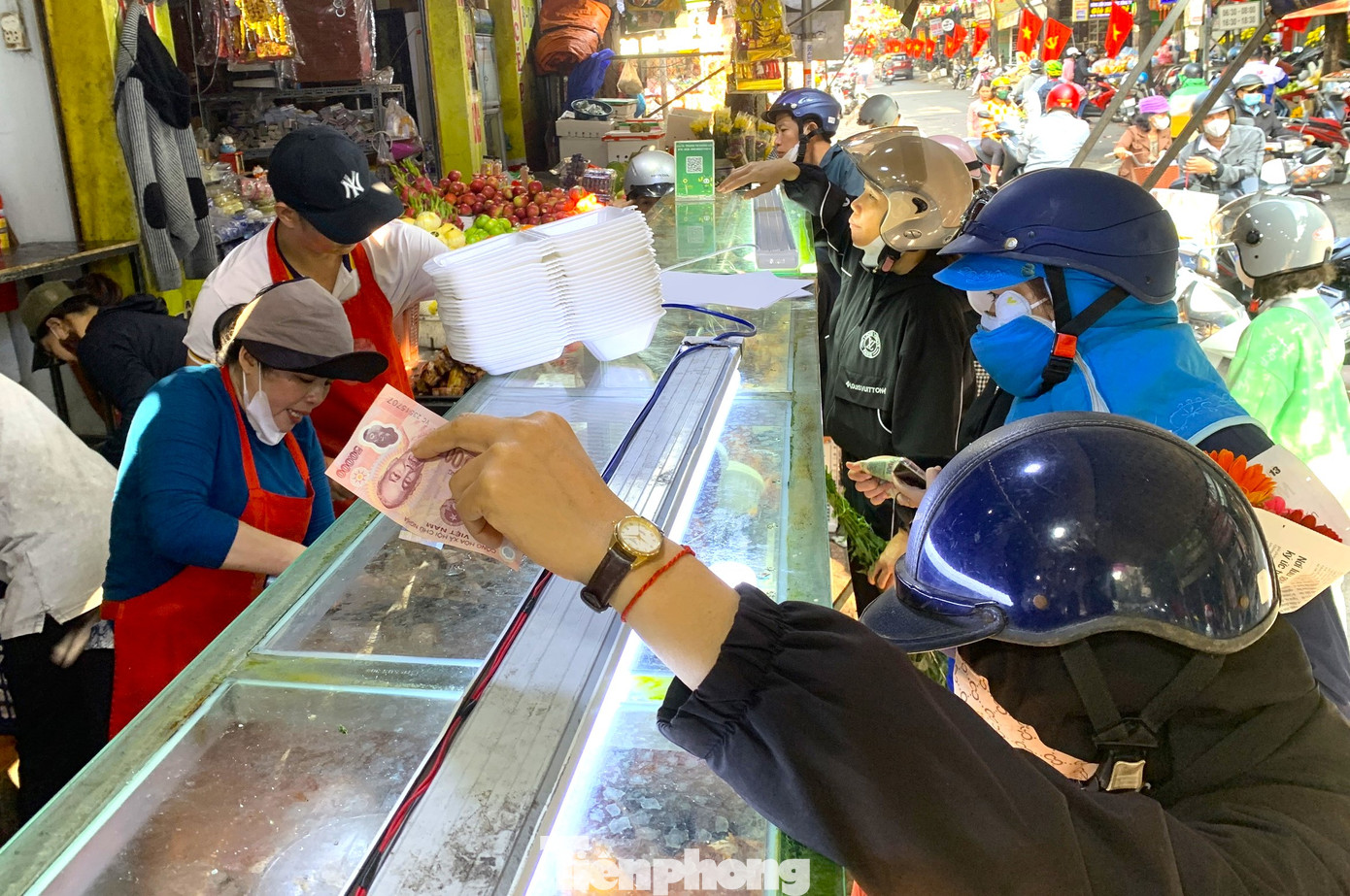 Đến trưa, lượng khách mua thịt heo quay cúng Thần tài vẫn tấp nập. Trong mâm cúng tam sên, thịt heo là món không thể thiếu. Tam sên là ba loại sinh vật sống ở ba môi trường khác nhau. Thịt heo tượng trưng cho hành Thổ, đại diện cho sự sung túc, đủ đầy. Tôm hoặc cua luộc tượng trưng cho hành Thủy, đại diện cho sự may mắn, tài lộc. Trứng luộc tượng trưng cho hành Thiên, đại diện cho sự sinh sôi nảy nở, khởi đầu mới.