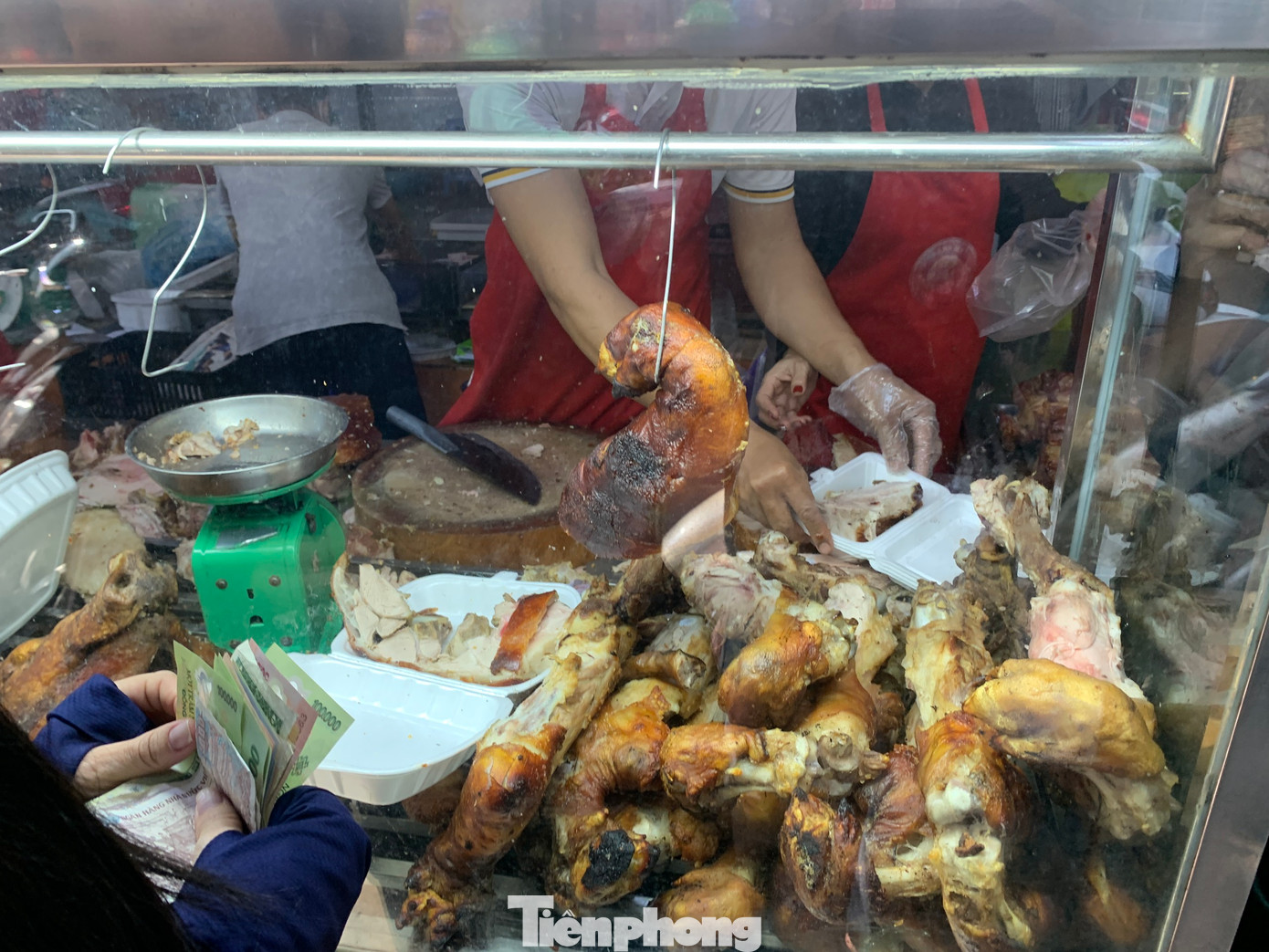 Các tiệm bán hàng trăm kg thịt heo quay trong ngày vía Thần tài. Các quầy cho hay thịt được quay liên tục từ sáng sớm và dự tính đến chiều tối vẫn quay tiếp để phục vụ nhu cầu của người dân.