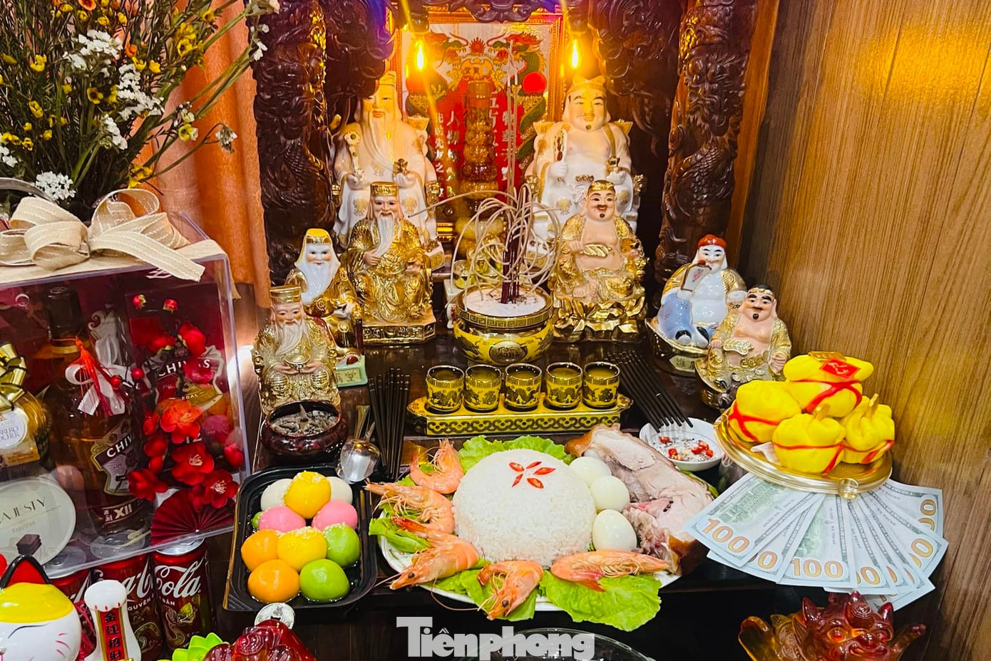 Heo quay trong mâm cúng vía Thần tài. Anh Văn Bình (quận Sơn Trà) cho hay không năm nào nhà anh thiếu heo quay trong ngày vía Thần tài. "Hôm nay tôi phải ra chợ sớm mới mua được khổ thịt đầy đặn, đẹp mắt. Những người đi muộn còn gì mua nấy chứ không được chọn vì khách quá đông", anh kể.