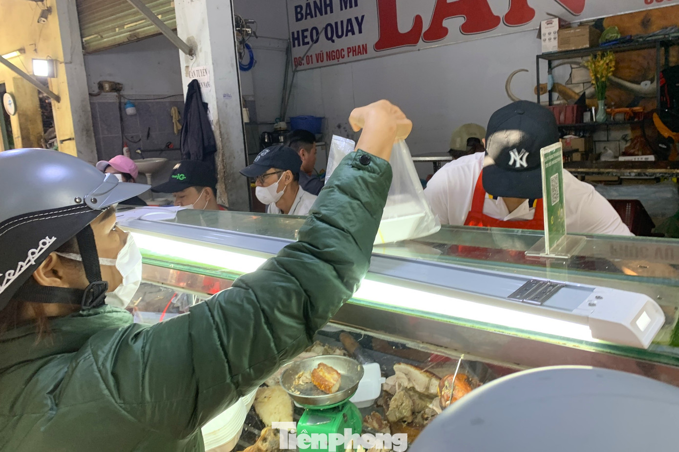 Các tiệm bán hàng trăm kg thịt heo quay trong ngày vía Thần tài. Các quầy cho hay thịt được quay liên tục từ sáng sớm và dự tính đến chiều tối vẫn quay tiếp để phục vụ nhu cầu của người dân.