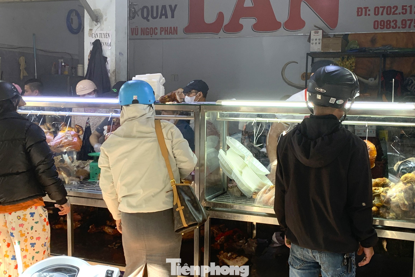 Một số tiệm trong ngày vía Thần tài chỉ bán trực tiếp, không nhận đặt hàng qua điện thoại vì vừa mất thời gian, vừa không chắc chắn có đủ hàng để trả cho khách hay không. "Hôm nay tôi bán gấp 5 lần ngày thường, hơn 200kg. Khách mua từ mờ sáng tới trưa, chủ yếu là ba chỉ sườn để có khổ đẹp về cúng Thần tài", chị Thảo - chủ hàng bán thịt heo quay trên đường Hoàng Diệu, quận Hải Châu - nói.