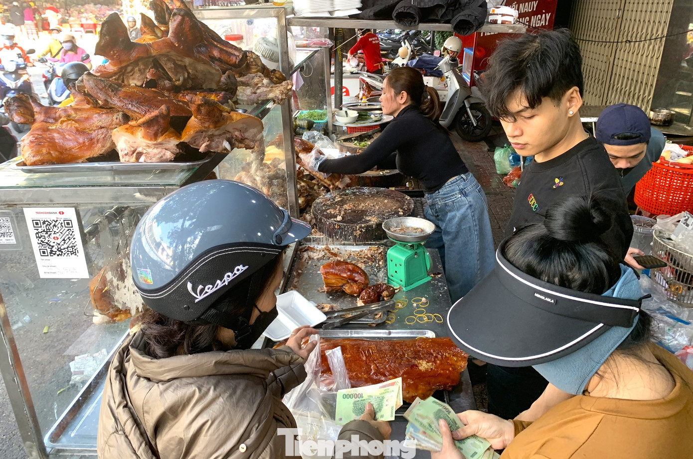 Một số tiệm trong ngày vía Thần tài chỉ bán trực tiếp, không nhận đặt hàng qua điện thoại vì vừa mất thời gian, vừa không chắc chắn có đủ hàng để trả cho khách hay không. "Hôm nay tôi bán gấp 5 lần ngày thường, hơn 200kg. Khách mua từ mờ sáng tới trưa, chủ yếu là ba chỉ sườn để có khổ đẹp về cúng Thần tài", chị Thảo - chủ hàng bán thịt heo quay trên đường Hoàng Diệu, quận Hải Châu - nói.