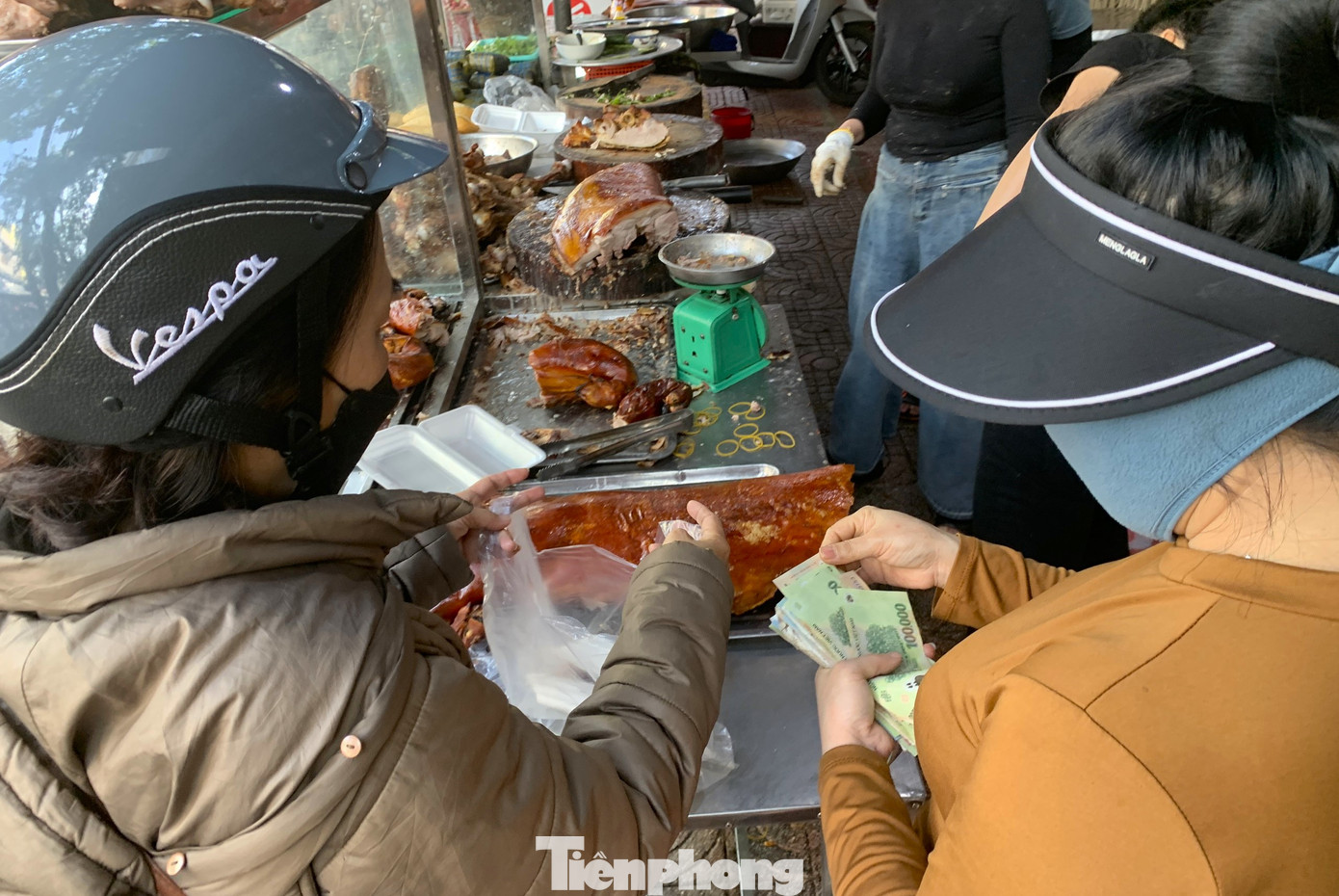 Các tiệm bán hàng trăm kg thịt heo quay trong ngày vía Thần tài. Các quầy cho hay thịt được quay liên tục từ sáng sớm và dự tính đến chiều tối vẫn quay tiếp để phục vụ nhu cầu của người dân.