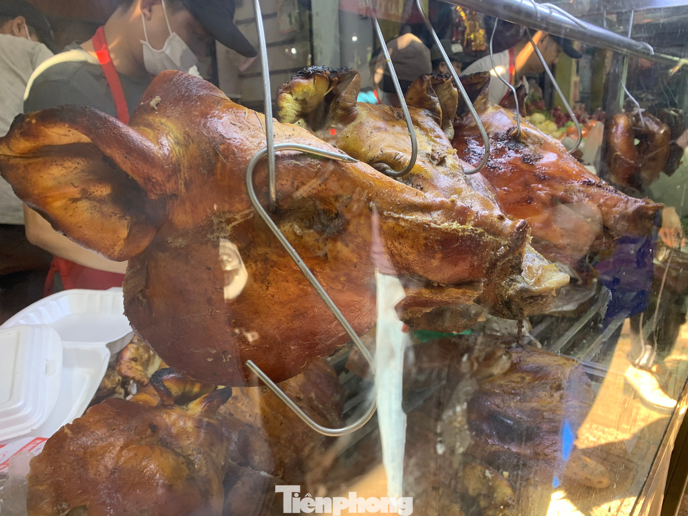 Những gia đình có điều kiện lại chọn mua nguyên đầu hoặc nguyên con heo quay để cúng Thần tài. Anh Mai Văn Huy (quận Thanh Khê) cho hay nhà anh buôn bán vật liệu xây dựng, năm nào nhà anh cũng mua đầu heo về cúng để mâm cúng nhìn tươm tất, sang trọng hơn.