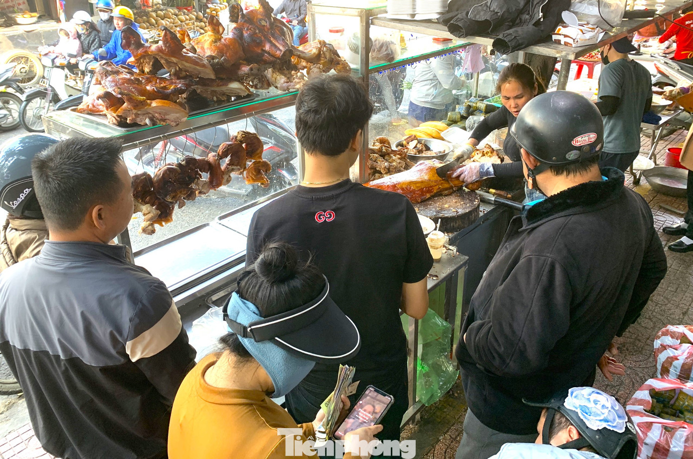 Một quán heo quay tại quận Liên Chiểu có tới 5 người phục vụ vẫn làm không ngớt tay. Theo chủ quán, khách đã đặt hàng từ nhiều ngày trước để kịp cúng vào đầu ngày nên phải mở cửa từ rạng sáng. Đến trưa khách vẫn chen chúc.