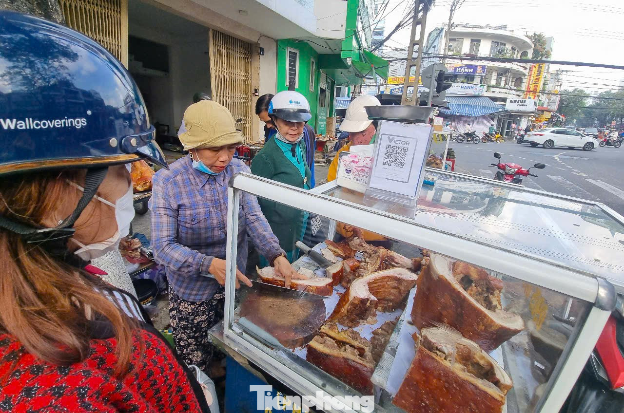 Gần cuối đường Hoàng Diệu (quận Hải Châu) có nhiều quầy thịt heo quay san sát từ sáng sớm đã tấp nập khách. Các quầy đều bán gấp đôi đến gấp 5 lần ngày thường. "Từ sáng tới giờ hai vợ chồng tôi bán "không kịp thở", khách tới nườm nượp, vợ tôi lo cắt thịt, tôi bỏ bao, tính tiền luôn tay luôn chân. Đến nửa buổi sáng thì đã bán hết hơn một nửa", chủ quầy thịt heo quay cho hay.