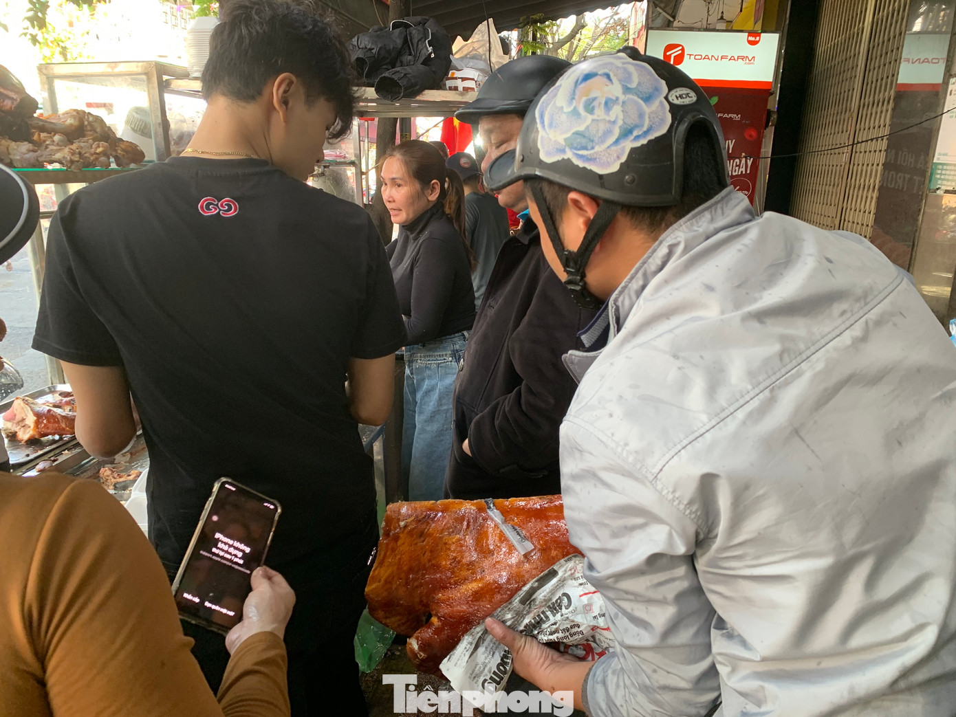 Thịt quay được tiếp tế liên tục để phục vụ nhu cầu của người dân. Giá thịt tùy loại được bán trên dưới 300.000 đồng/kg. Người dân thường mua từ 0,3 - 0,5kg về cúng.