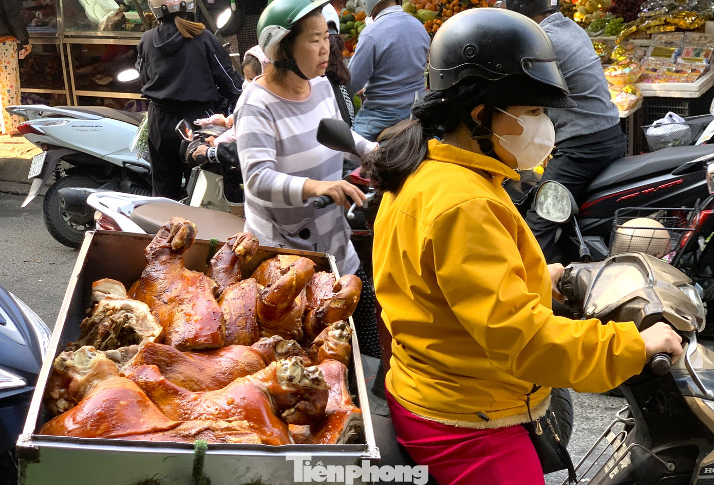 Thịt quay được tiếp tế liên tục để phục vụ nhu cầu của người dân. Giá thịt tùy loại được bán trên dưới 300.000 đồng/kg. Người dân thường mua từ 0,3 - 0,5kg về cúng.
