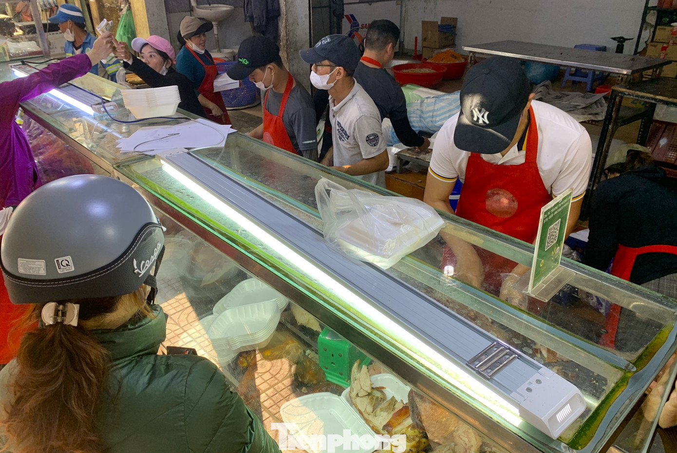 Một số tiệm trong ngày vía Thần tài chỉ bán trực tiếp, không nhận đặt hàng qua điện thoại vì vừa mất thời gian, vừa không chắc chắn có đủ hàng để trả cho khách hay không. "Hôm nay tôi bán gấp 5 lần ngày thường, hơn 200kg. Khách mua từ mờ sáng tới trưa, chủ yếu là ba chỉ sườn để có khổ đẹp về cúng Thần tài", chị Thảo - chủ hàng bán thịt heo quay trên đường Hoàng Diệu, quận Hải Châu - nói.