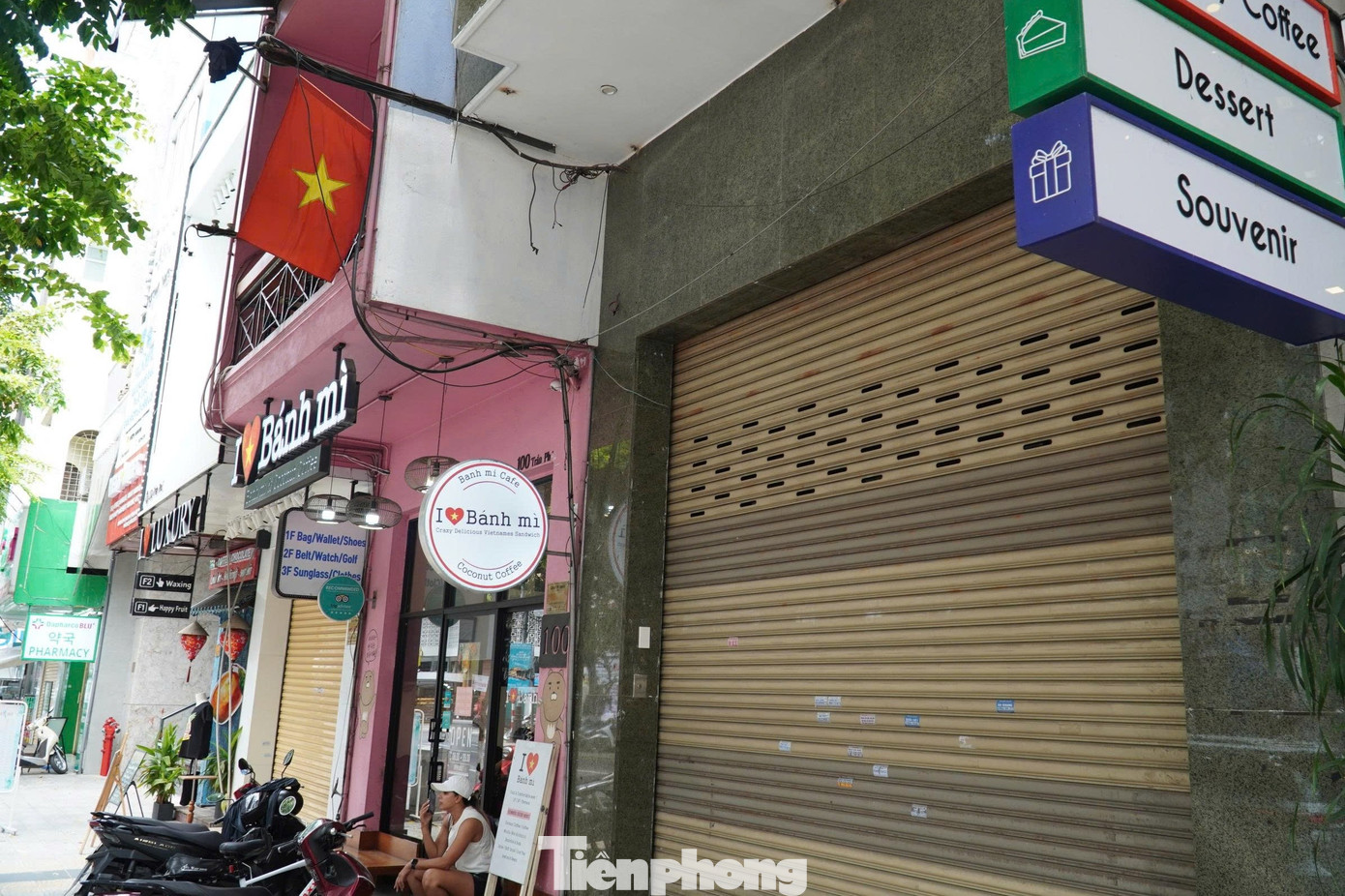 Những cửa hàng thời trang nhộn nhịp giữa trung tâm Đà Nẵng nay vắng ngắt.