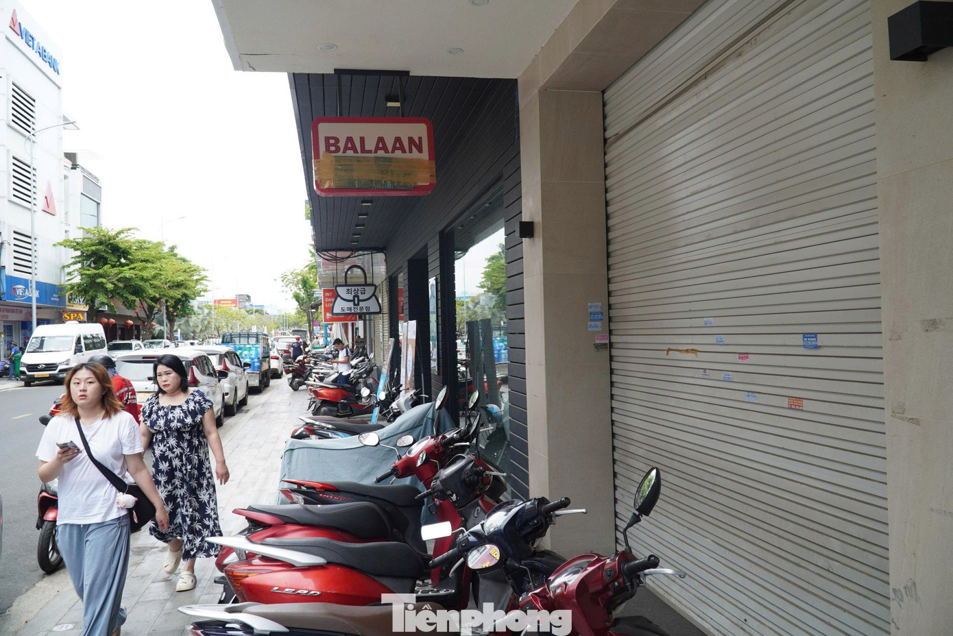 Khu vực này gần với các điểm tham quan như Bảo tàng Đà Nẵng, nhà thờ Con Gà, bờ sông Hàn… nên tập trung đông đúc du khách. Ngoài dạo chơi, thăm thú, du khách cũng rất chuộng mua sắm các mặt hàng thời trang.