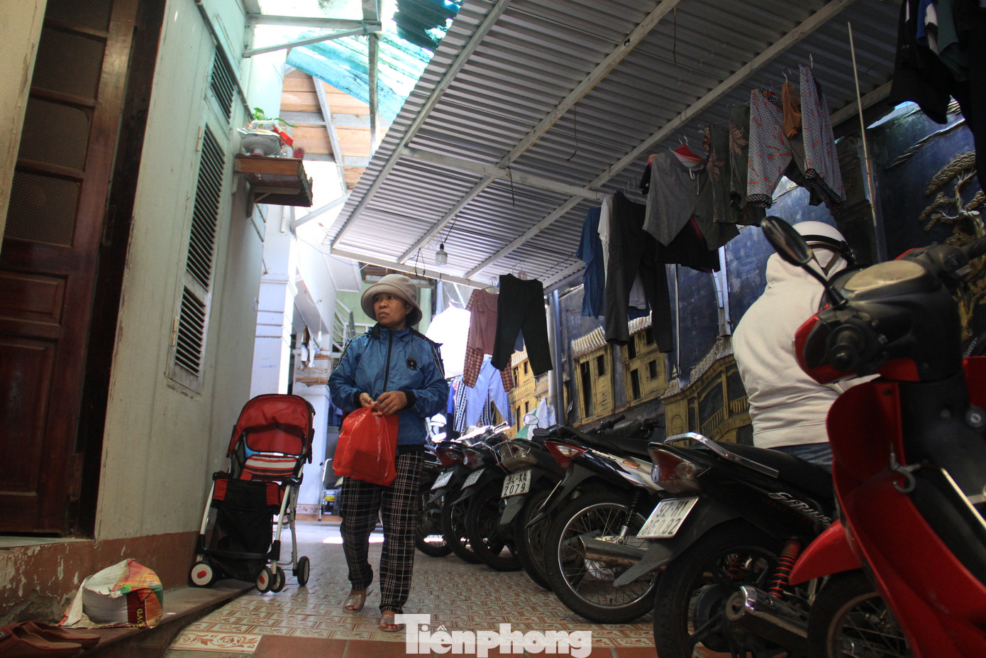 Xóm chạy thận nằm bên hông Bệnh viện Đà Nẵng, là nơi ở nhiều năm qua của các bệnh nhân chạy thận quê Quảng Nam. Họ chung tiền thuê những căn phòng chật chội để bớt chi phí. Hầu hết các bệnh nhân đều có hoàn cảnh rất khó khăn.