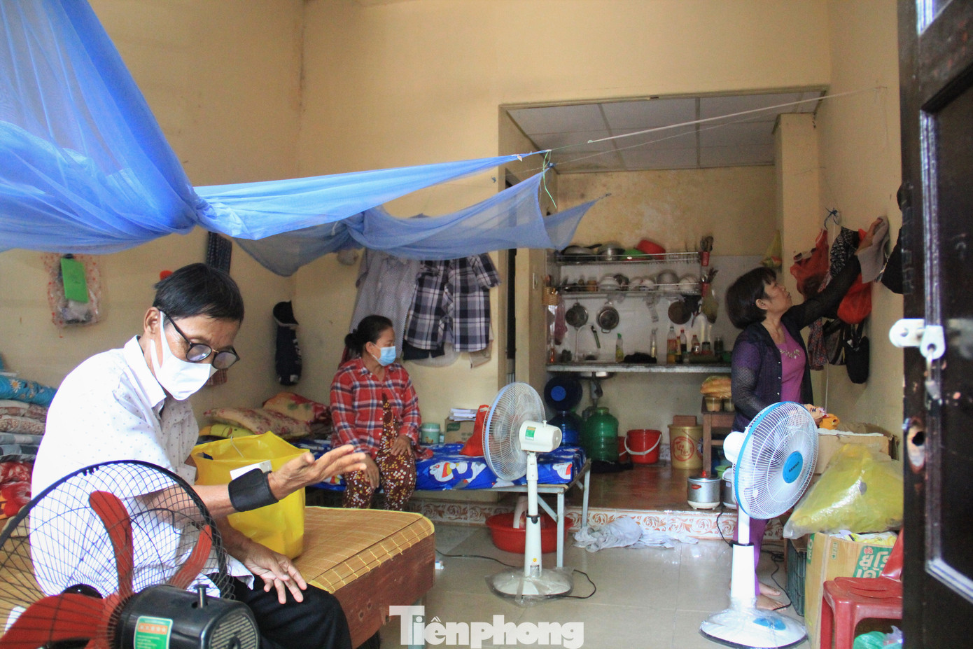 Xóm chạy thận nằm bên hông Bệnh viện Đà Nẵng, là nơi ở nhiều năm qua của các bệnh nhân chạy thận quê Quảng Nam. Họ chung tiền thuê những căn phòng chật chội để bớt chi phí. Hầu hết các bệnh nhân đều có hoàn cảnh rất khó khăn.