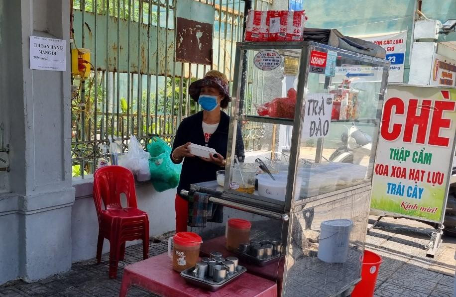 Các hàng quán vỉa hè đã dẹp hết bàn ghế trước 12h trưa. Ảnh: Thanh Trần.