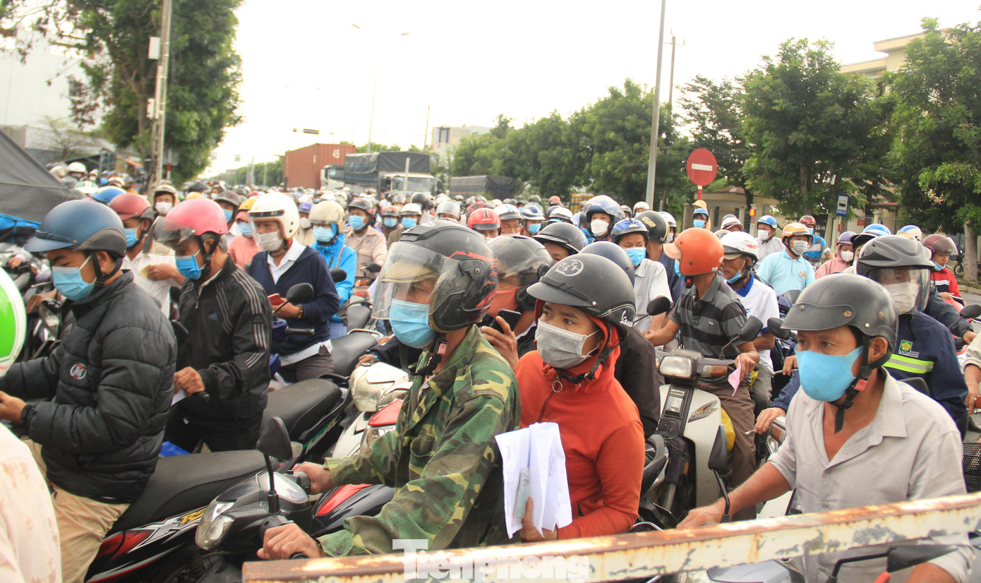 Tuy nhiên, rất nhiều người dân không khai báo trước. Họ chỉ cầm theo giấy tờ tùy thân chứng minh là công dân thành phố Đà Nẵng, hoặc công dân tỉnh Quảng Nam. Tuy nhiên, rất nhiều người dân không khai báo trước. Họ chỉ cầm theo giấy tờ tùy thân chứng minh là công dân thành phố Đà Nẵng, hoặc công dân tỉnh Quảng Nam.