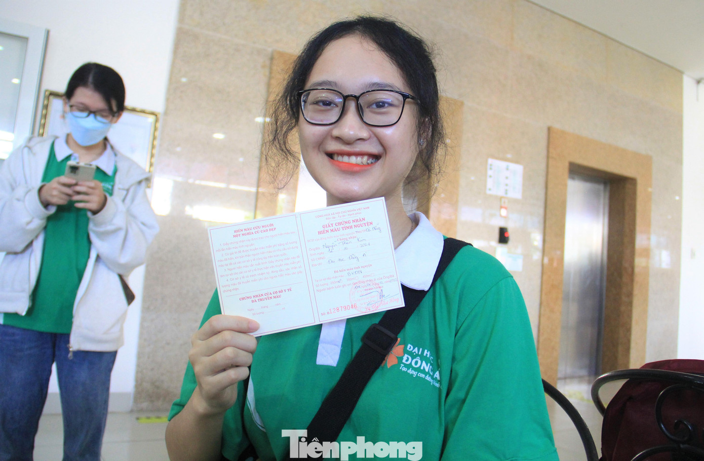 Vui vẻ khoe giấy chứng nhận hiến máu, Kim chia sẻ: &quot;Em thấy hiến máu là hoạt động rất ý nghĩa. Mỗi giọt máu cho đi có thể cứu được rất nhiều bệnh nhân đang trong tình trạng nguy kịch. Bởi vậy, mỗi khi có điều kiện, em đều đăng ký tham gia hiến máu&quot;.