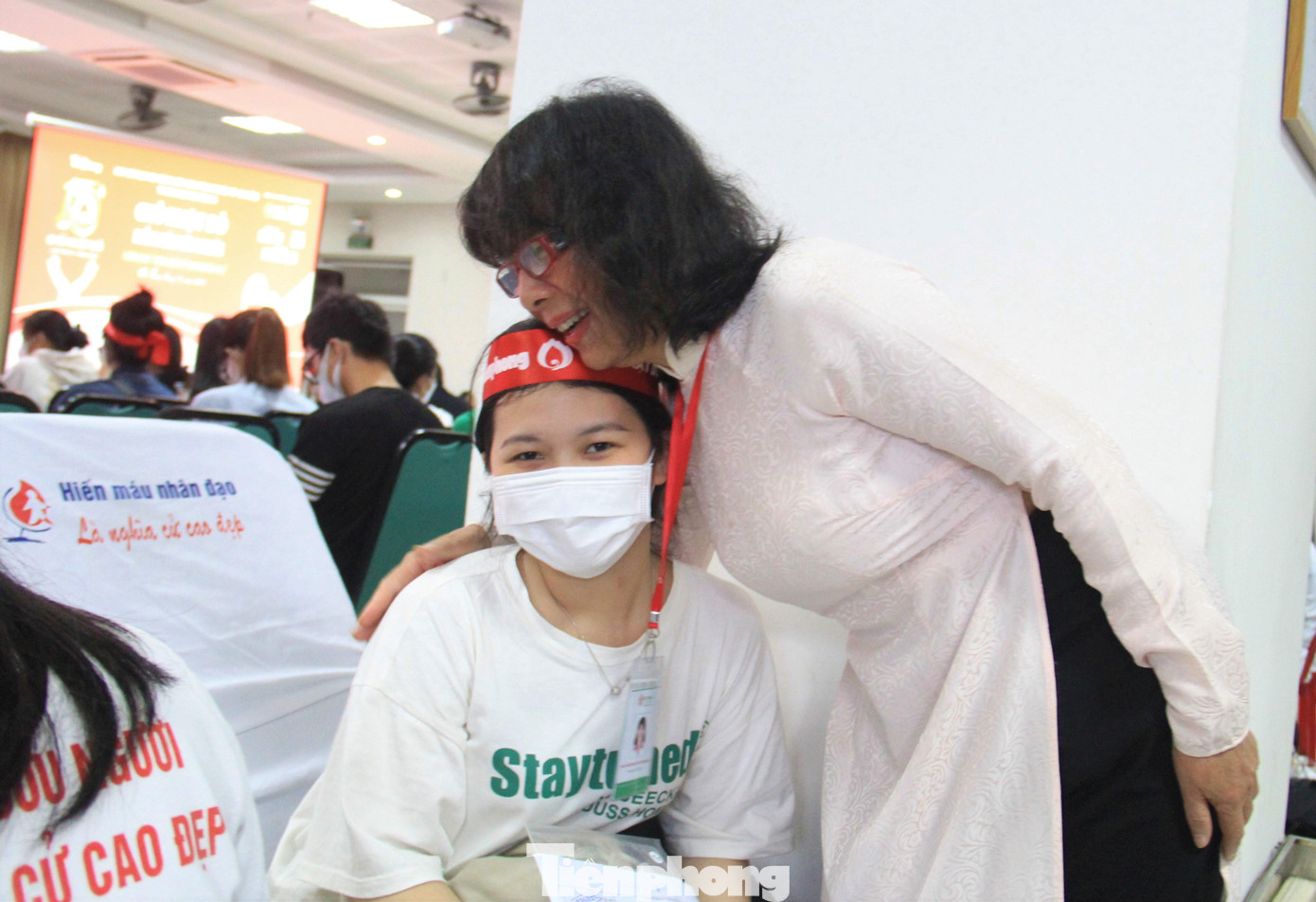 Hiệu trưởng trường Đại học Đông Á tận tình hỏi thăm, động viên các tình nguyện viên tham gia hiến máu Hiệu trưởng trường Đại học Đông Á tận tình hỏi thăm, động viên các tình nguyện viên tham gia hiến máu