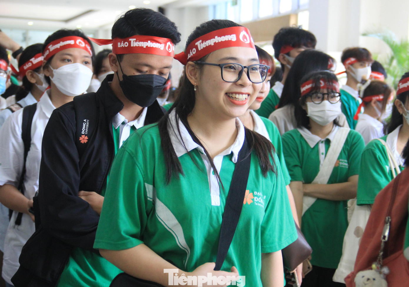 Theo anh Lê Đình Lượng, Phó Bí thư Đoàn trường Đại học Đông Á, để tổ chức tốt ngày hội, Đoàn trường đã huy động khoảng 20 tình nguyện viên tham gia hỗ trợ các y, bác sĩ trong các khâu của quá trình hiến máu.