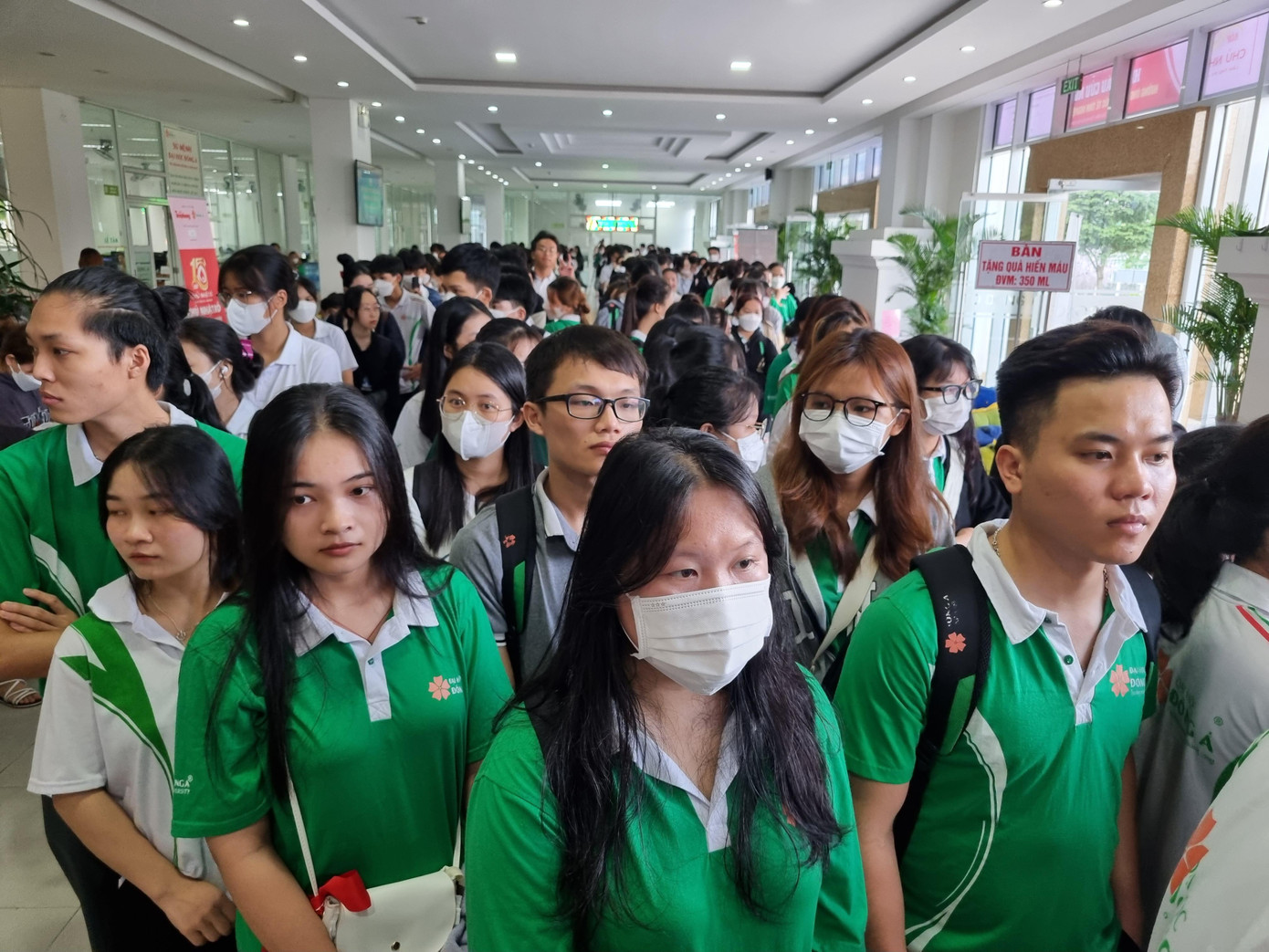 Các bạn sinh viên hào hứng tham gia hiến máu tại Chủ nhật Đỏ Các bạn sinh viên hào hứng tham gia hiến máu tại Chủ nhật Đỏ