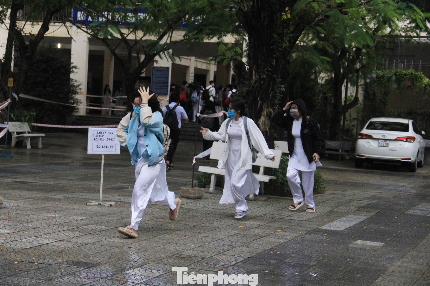 “Ngày đầu tiên đi học” của các em trời mưa từ sáng sớm, tiết trời se lạnh.