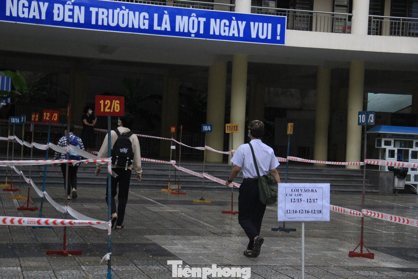 Tại trường THPT Trần Phú, nhà trường phân lối đi riêng theo từng khối lớp để giãn cách, tránh tình trạng tụ tập.