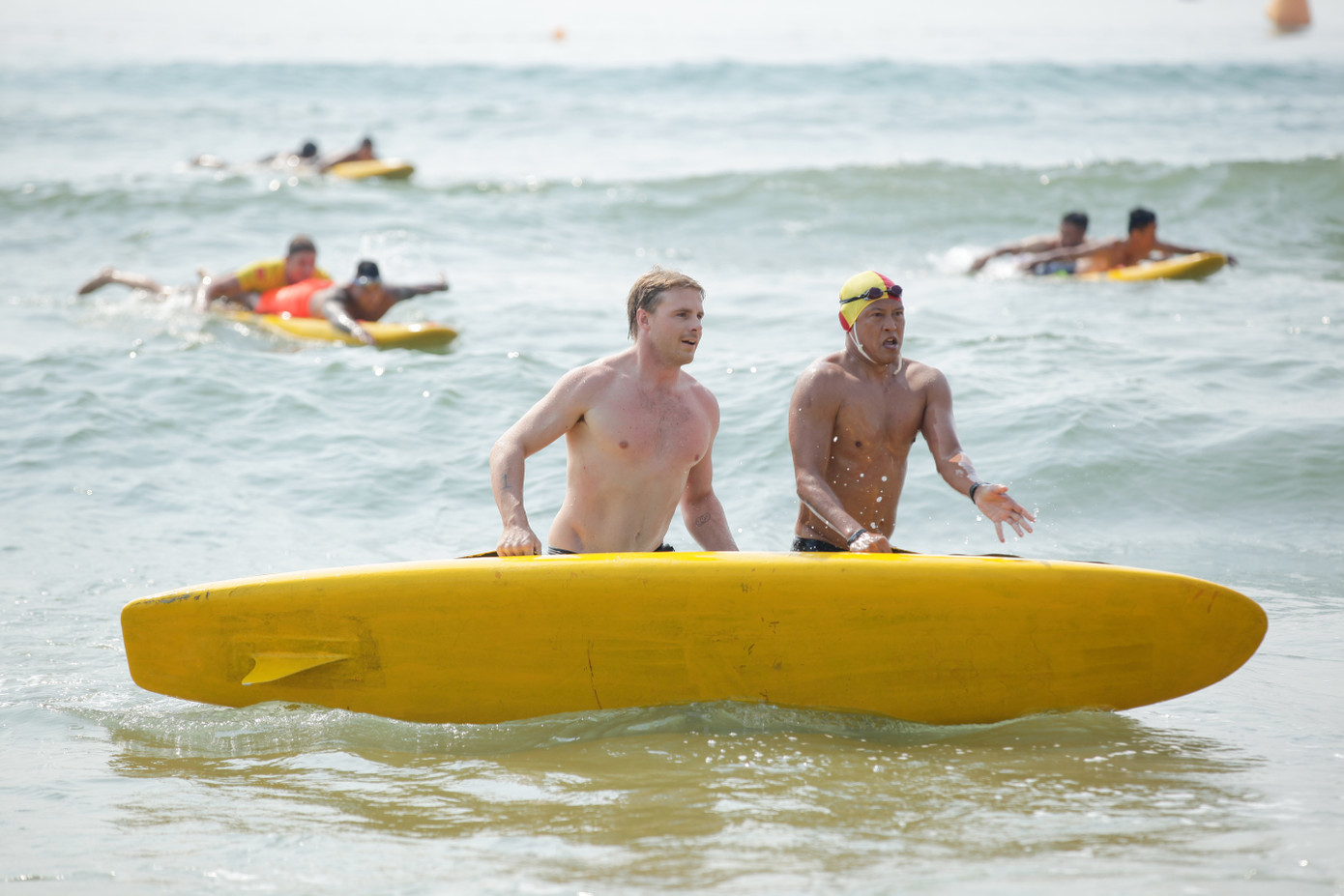 Du khách nước ngoài hào hứng với các trò chơi dưới biển.