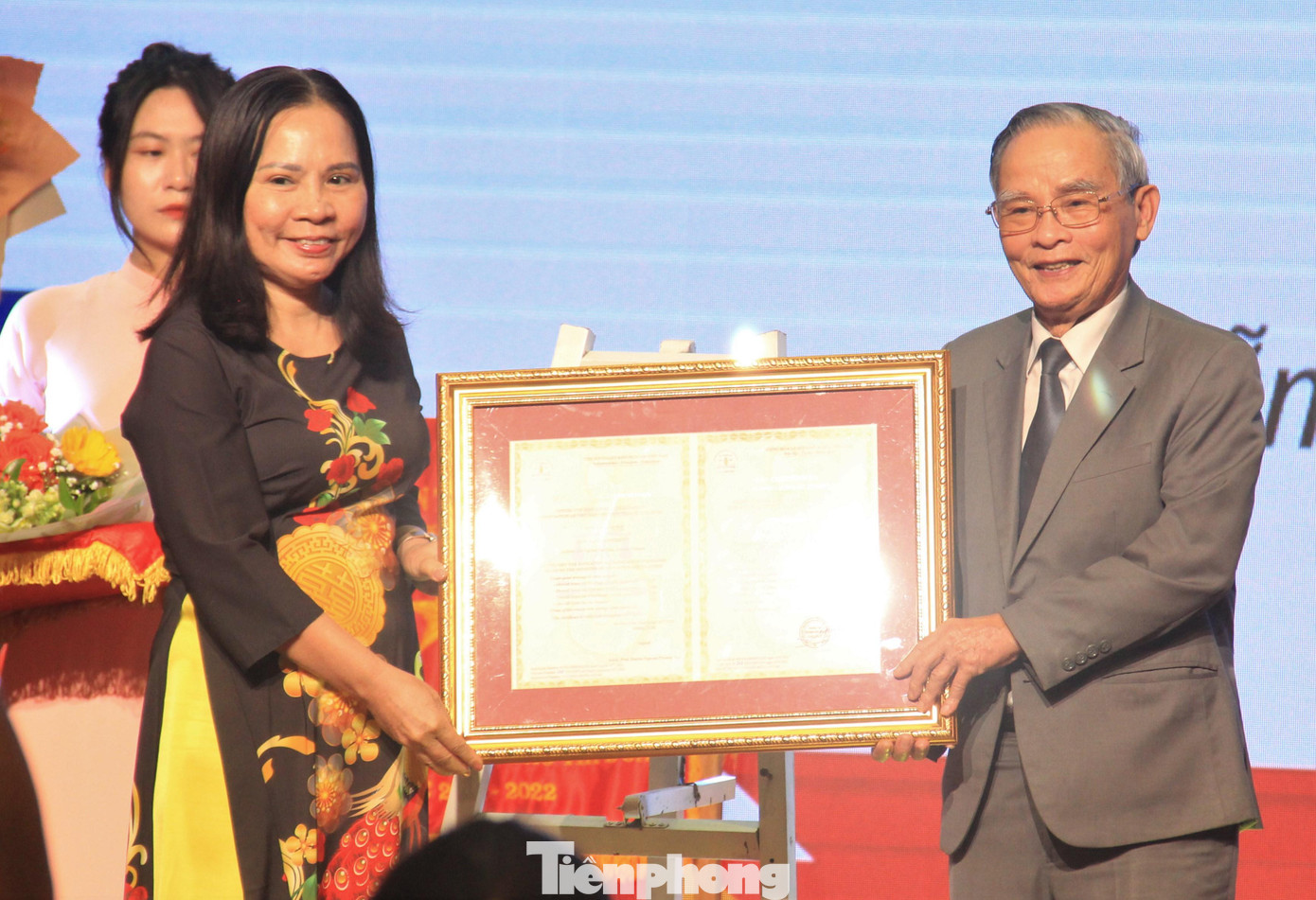 PGS.TS. Nguyễn Phương Nga trao Giấy chứng nhận kiểm định chất lượng giáo dục cho ĐH Duy Tân. PGS.TS. Nguyễn Phương Nga trao Giấy chứng nhận kiểm định chất lượng giáo dục cho ĐH Duy Tân.