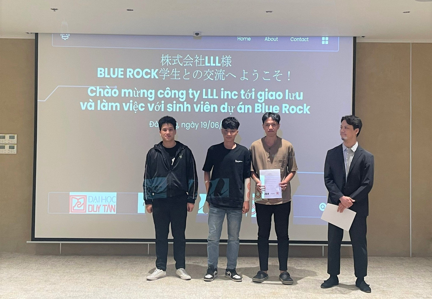 Ông Ikawa Megumu, Giám đốc Công ty LLL trao thư xác nhận tuyển dụng cho sinh viên.