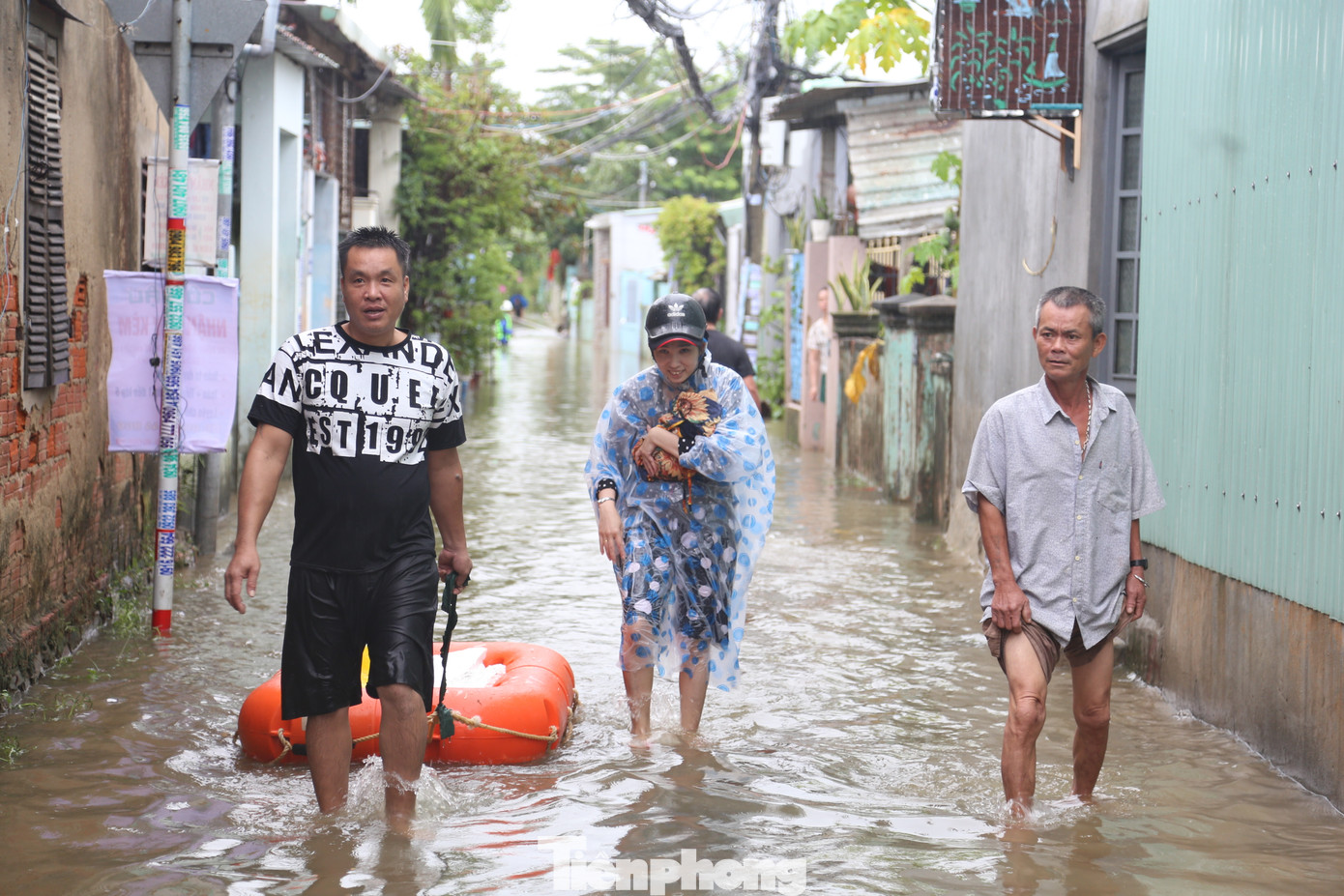 Chị Nguyễn Thanh Tuyền (tổ 36 Hòa Khánh Nam, quận Liên Chiểu) về nhà để dọn dẹp nhưng phải quay ra lại vì nước vẫn đang ngang ngực. Mấy hôm nay cả nhà chị 3 người phải chạy sang nhà người thân trên đường Hoàng Văn Thái ở. Chị Nguyễn Thanh Tuyền (tổ 36 Hòa Khánh Nam, quận Liên Chiểu) về nhà để dọn dẹp nhưng phải quay ra lại vì nước vẫn đang ngang ngực. Mấy hôm nay cả nhà chị 3 người phải chạy sang nhà người thân trên đường Hoàng Văn Thái ở.