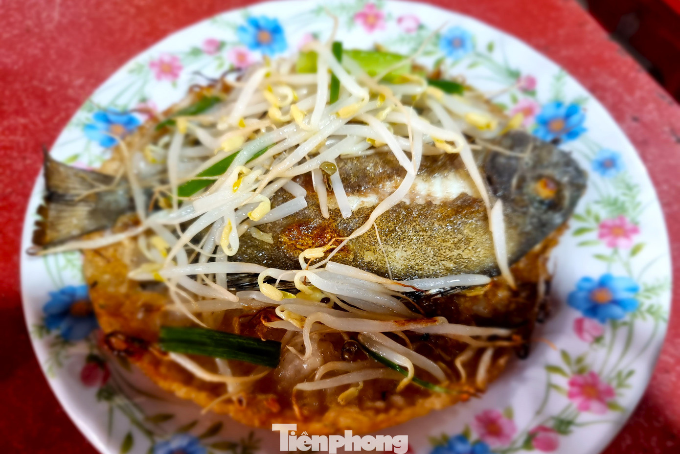 Những chiếc bánh vừa mới làm xong nóng hổi được mang ra ngay bàn cho du khách thưởng thức.