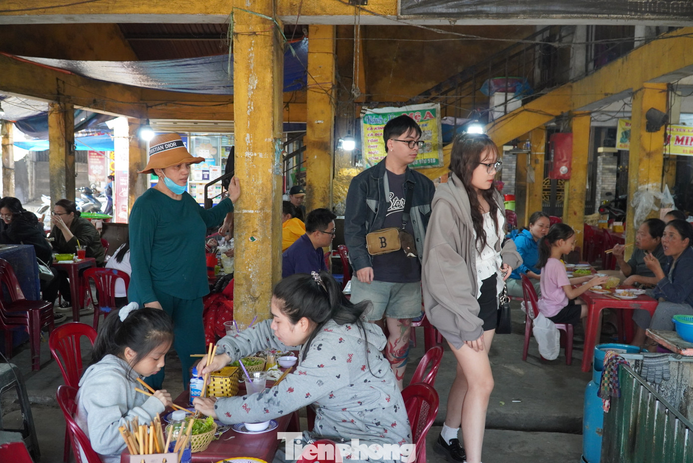 Du khách gần xa liên tục tìm về chợ Chuồn. Theo người dân, trước đây món bánh xèo cá kình, cá dìa chỉ bán nhỏ lẻ cho người dân địa phương. Sau này một vài du khách biết đến, món bánh này bỗng nhiên “viral”. Mỗi ngày khu chợ làng đón hàng trăm, thậm chí cả ngàn người vào dịp lễ đến ăn bánh.