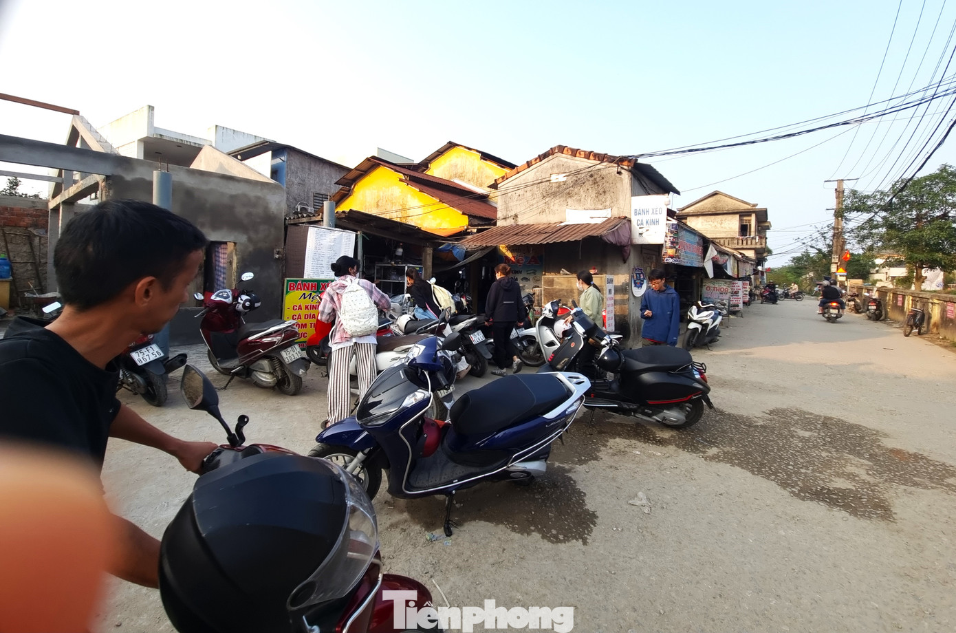 Ngôi chợ quê cũ kỹ thành điểm đến của đông đảo du khách. Các quầy bánh trong chợ sẽ bán đến tối mịt mới nghỉ. Chị Nhật Anh (Hà Nội) chia sẻ cực kỳ thích món bánh xèo chợ Chuồn bởi quá ngon và văn hóa buôn bán ở đây cũng rất hiền hòa, giản dị, nhiệt tình. "Chắc chắn nếu quay lại Huế tôi sẽ đến đây ăn bánh lần nữa", chị nói.