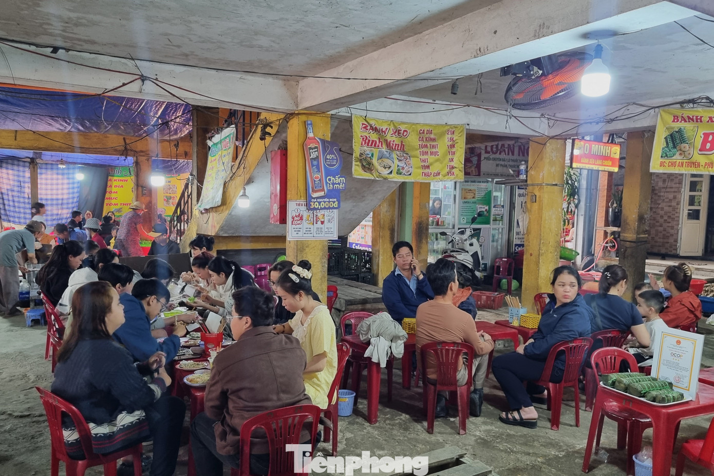 Chợ đông đúc người ăn bánh xèo.