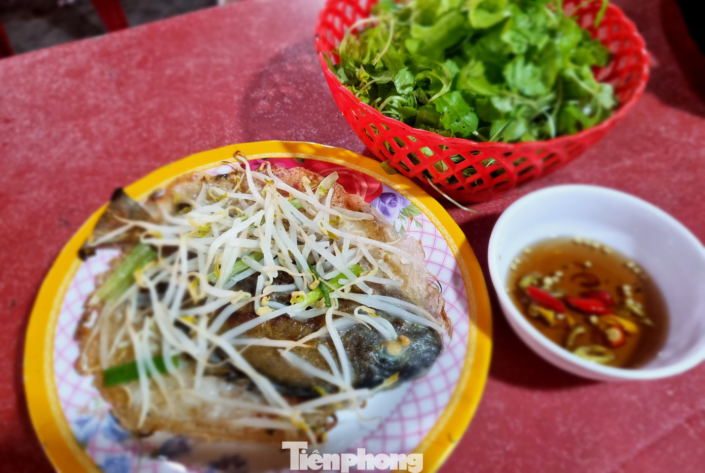 Chợ đông đúc người ăn bánh xèo.