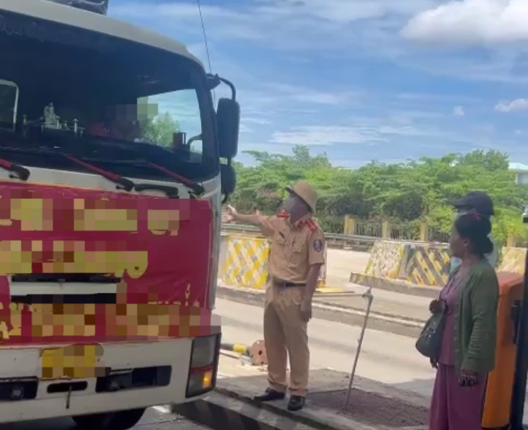 Xe cứu trợ từ miền Bắc trở về chở theo hàng hóa kinh doanh vận tải, nhưng phản ứng khi trạm thu phí yêu cầu nộp phí làm ùn tắc cao tốc. Xe cứu trợ từ miền Bắc trở về chở theo hàng hóa kinh doanh vận tải, nhưng phản ứng khi trạm thu phí yêu cầu nộp phí làm ùn tắc cao tốc.