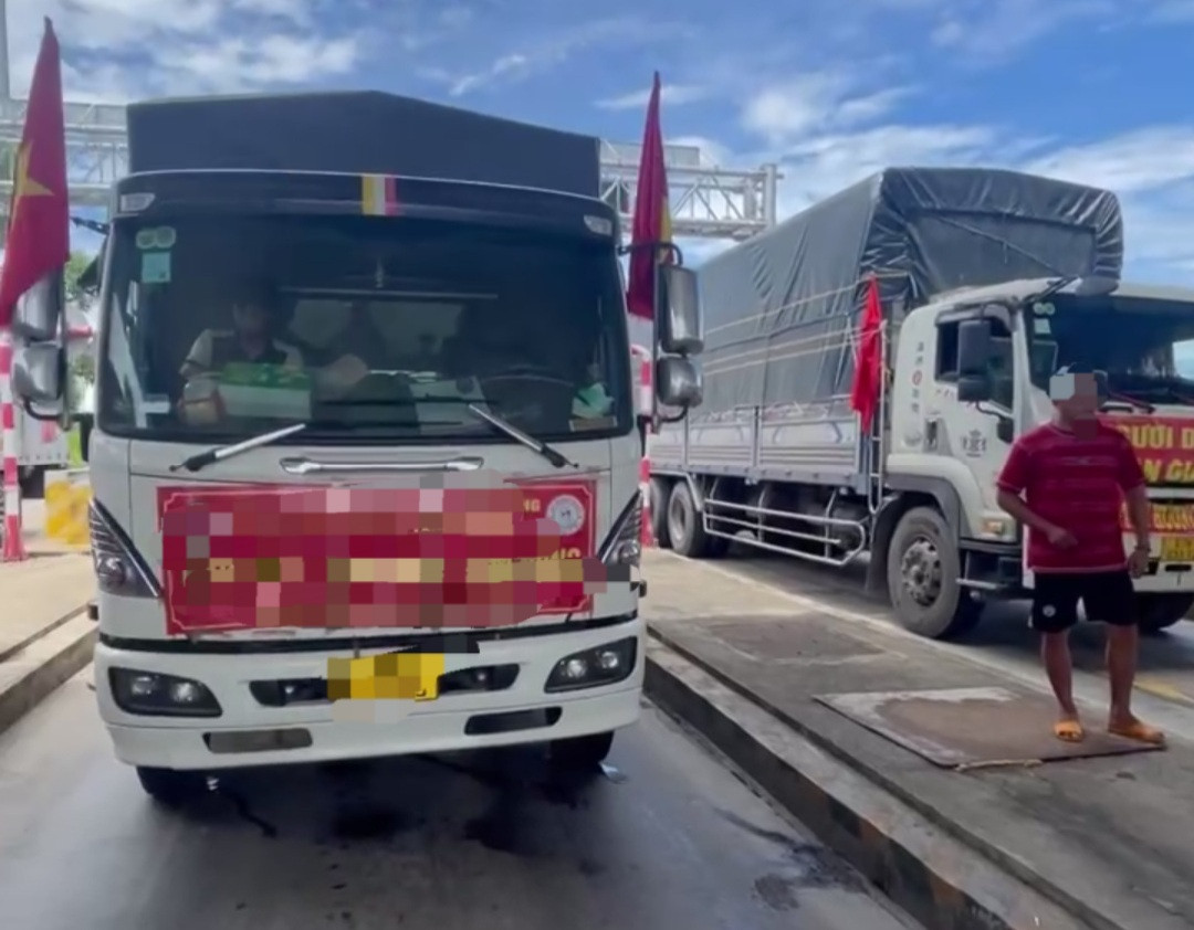 Xe tải 49H-01.XXX chở theo nhiều hàng hóa và thu cước vận chuyển sau khi đi cứu trợ về. Xe tải 49H-01.XXX chở theo nhiều hàng hóa và thu cước vận chuyển sau khi đi cứu trợ về.